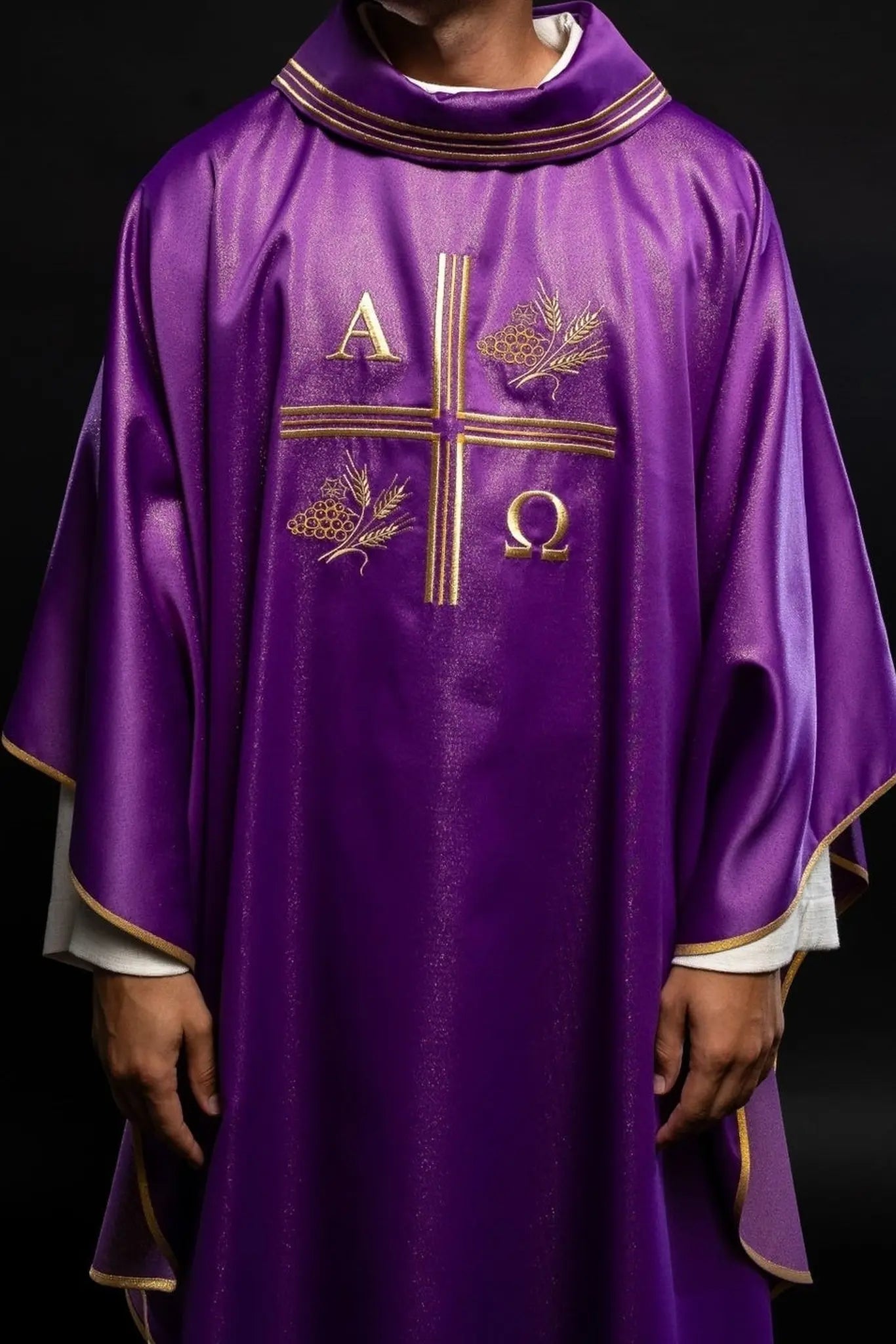 Chasuble avec une croix brodée, motifs Alpha et Oméga et oreilles en violet
