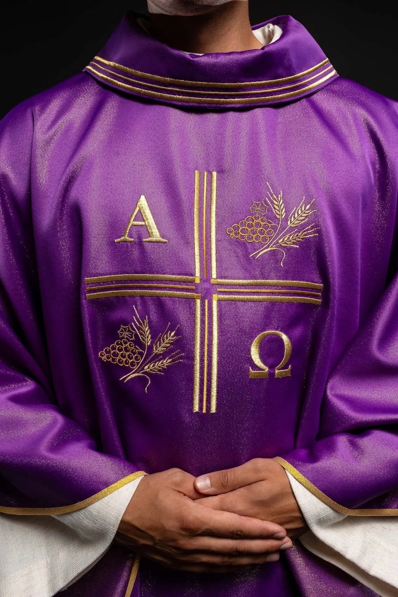 Chasuble avec une croix brodée, motifs Alpha et Oméga et oreilles en violet