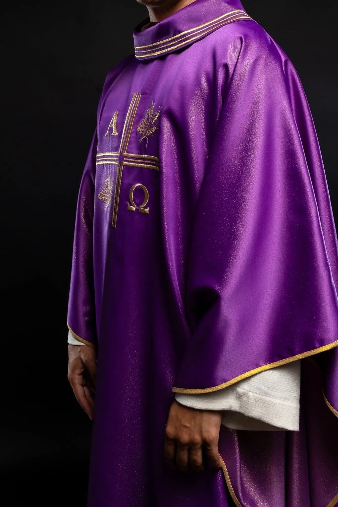 Chasuble avec une croix brodée, motifs Alpha et Oméga et oreilles en violet