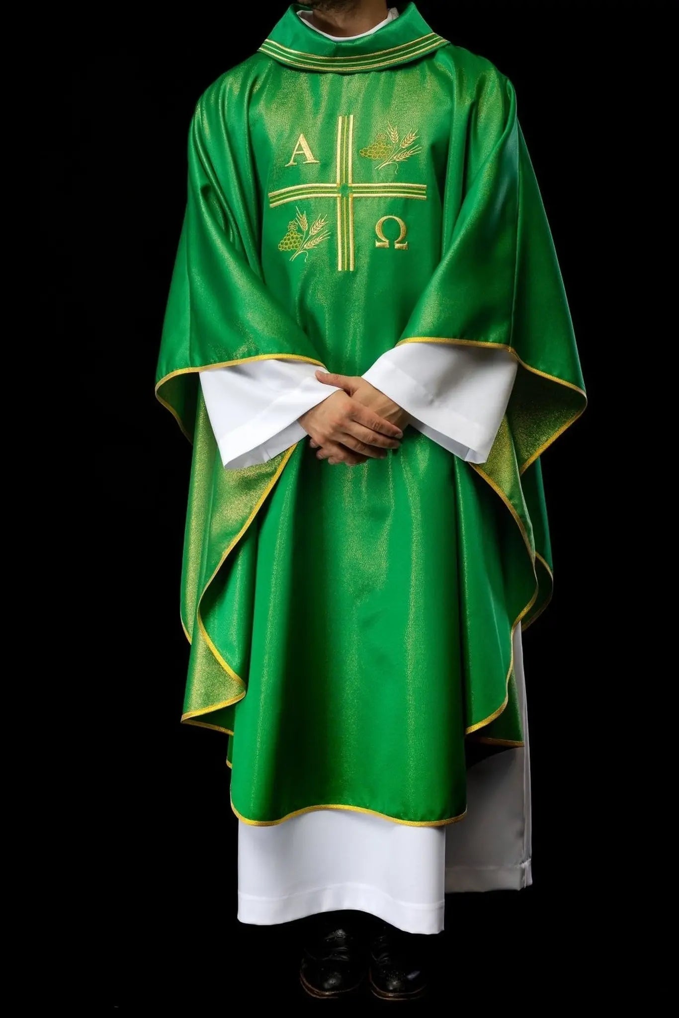 Chasuble avec croix brodée, motifs Alpha et Oméga et oreilles en vert