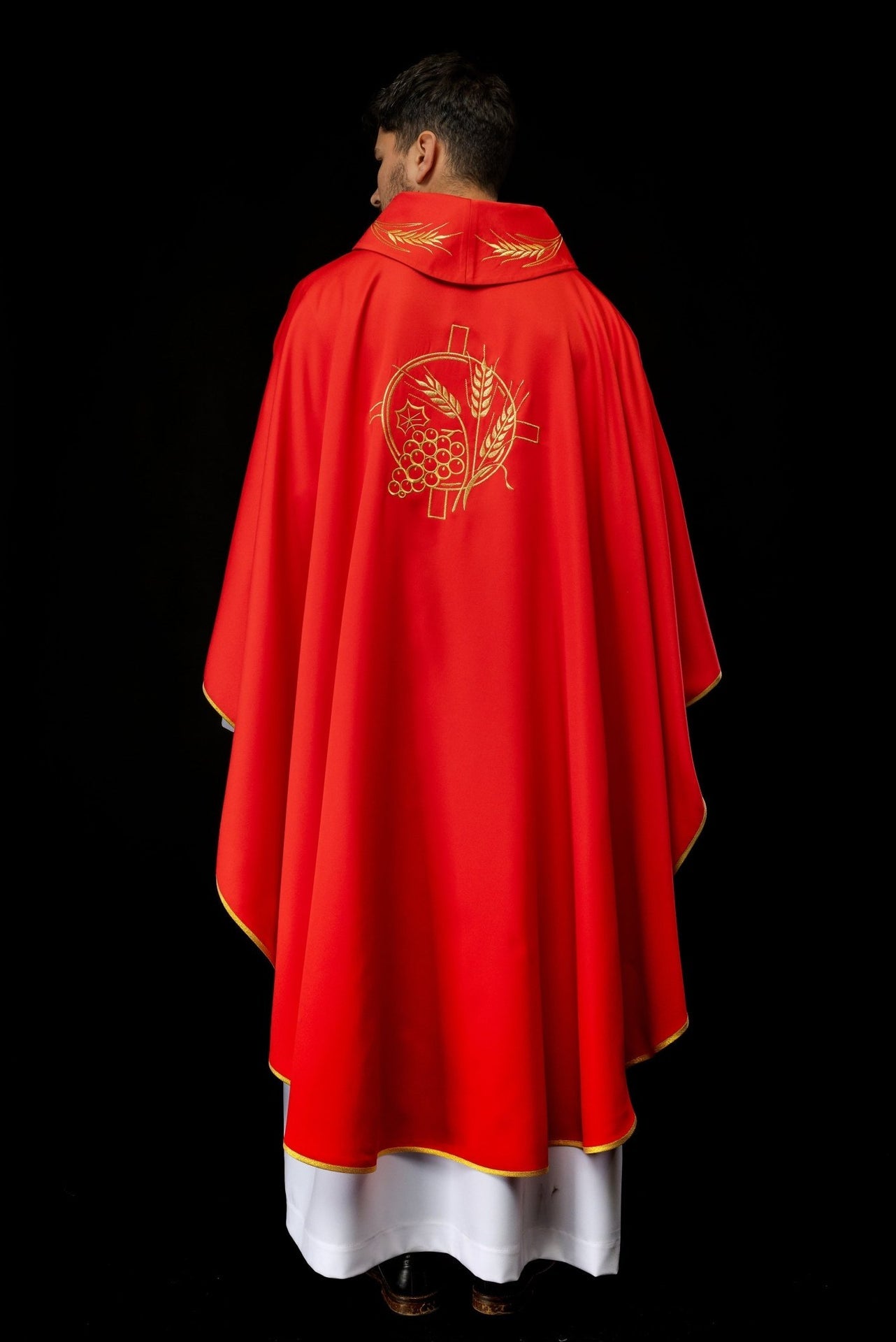 Ornat z haftowanym krzyżem oraz motywami kłosów w kolorze czerwonym