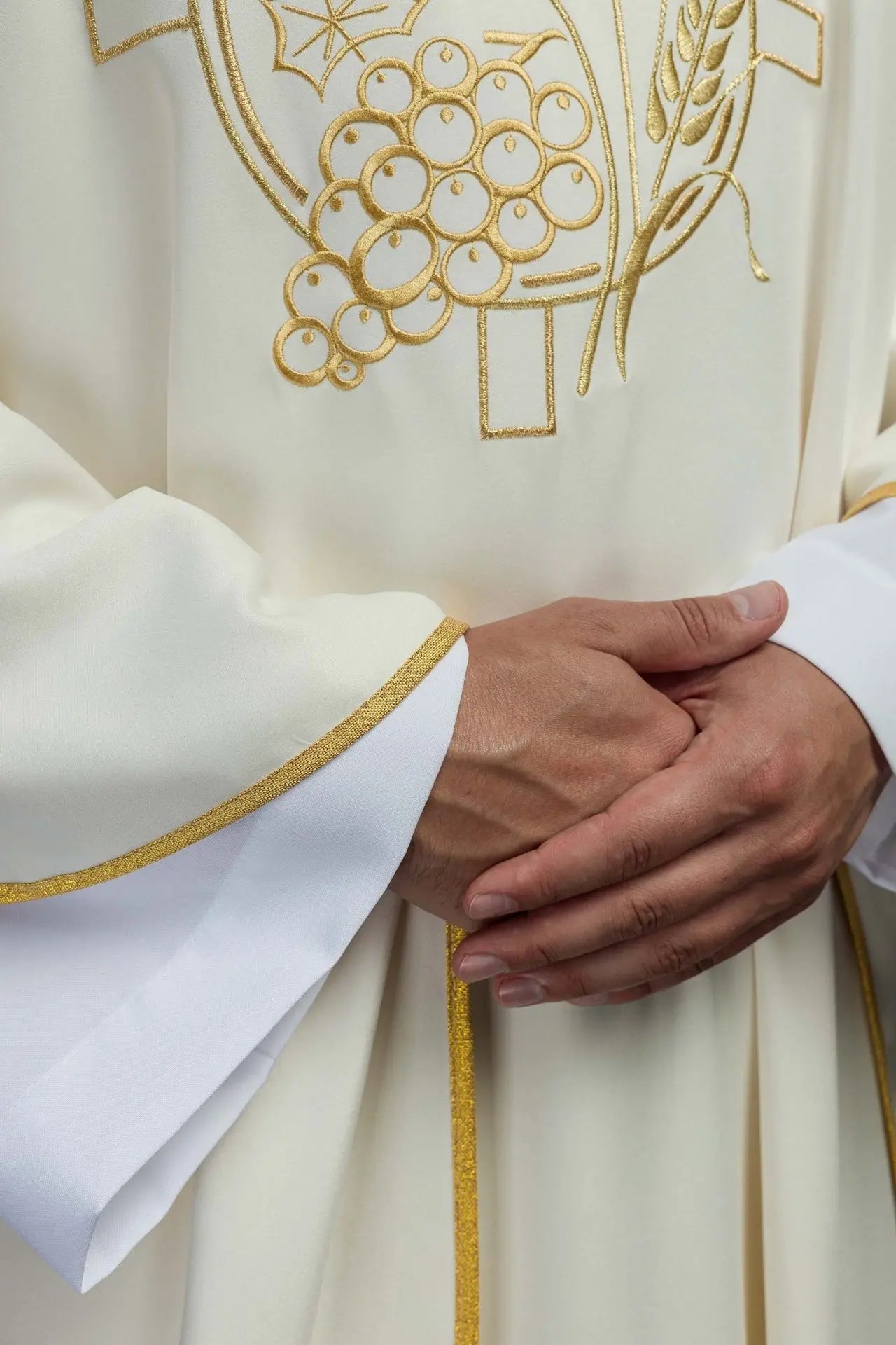 Chasuble avec croix brodée et motifs d'oreilles en écru