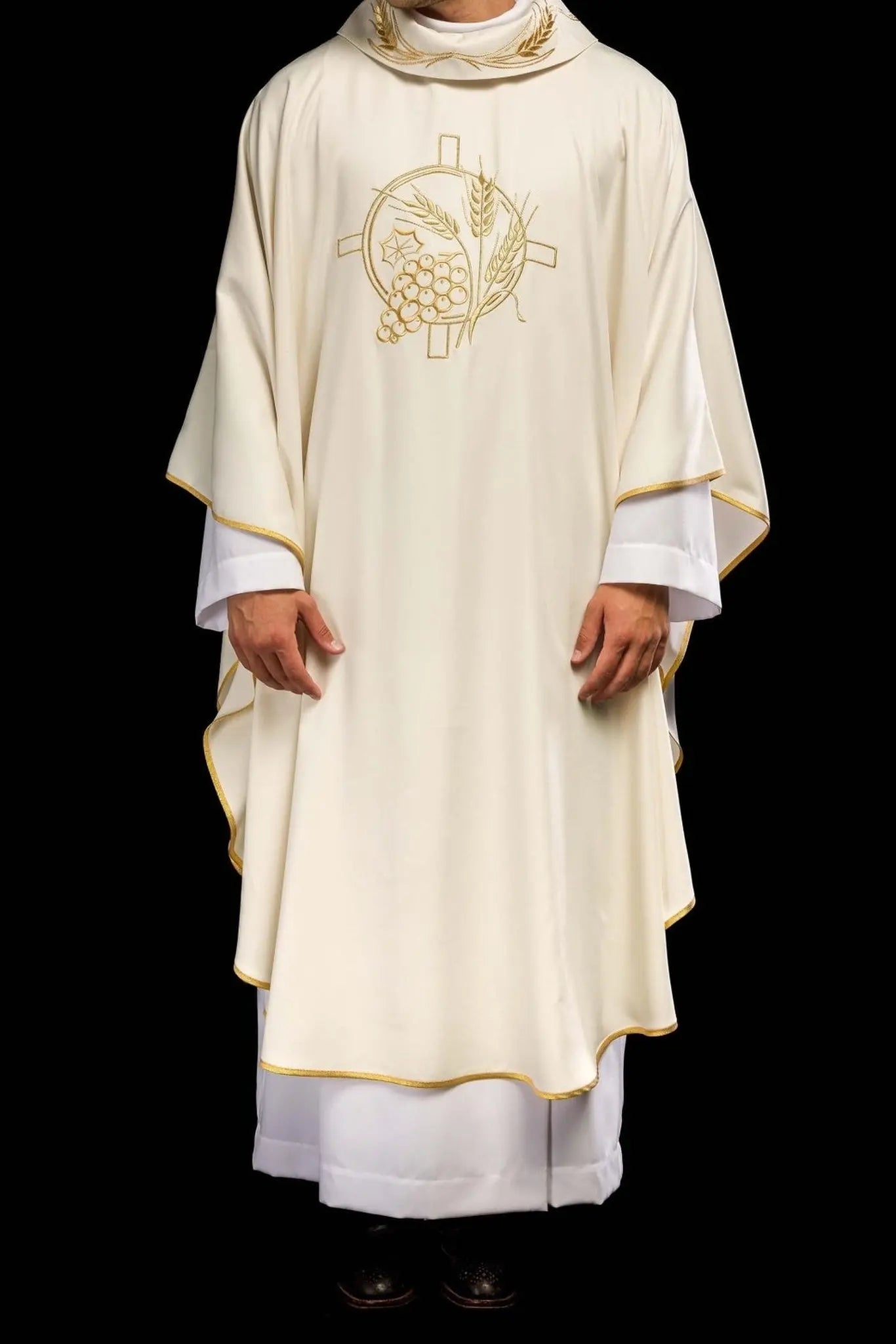 Chasuble avec croix brodée et motifs d'oreilles en écru