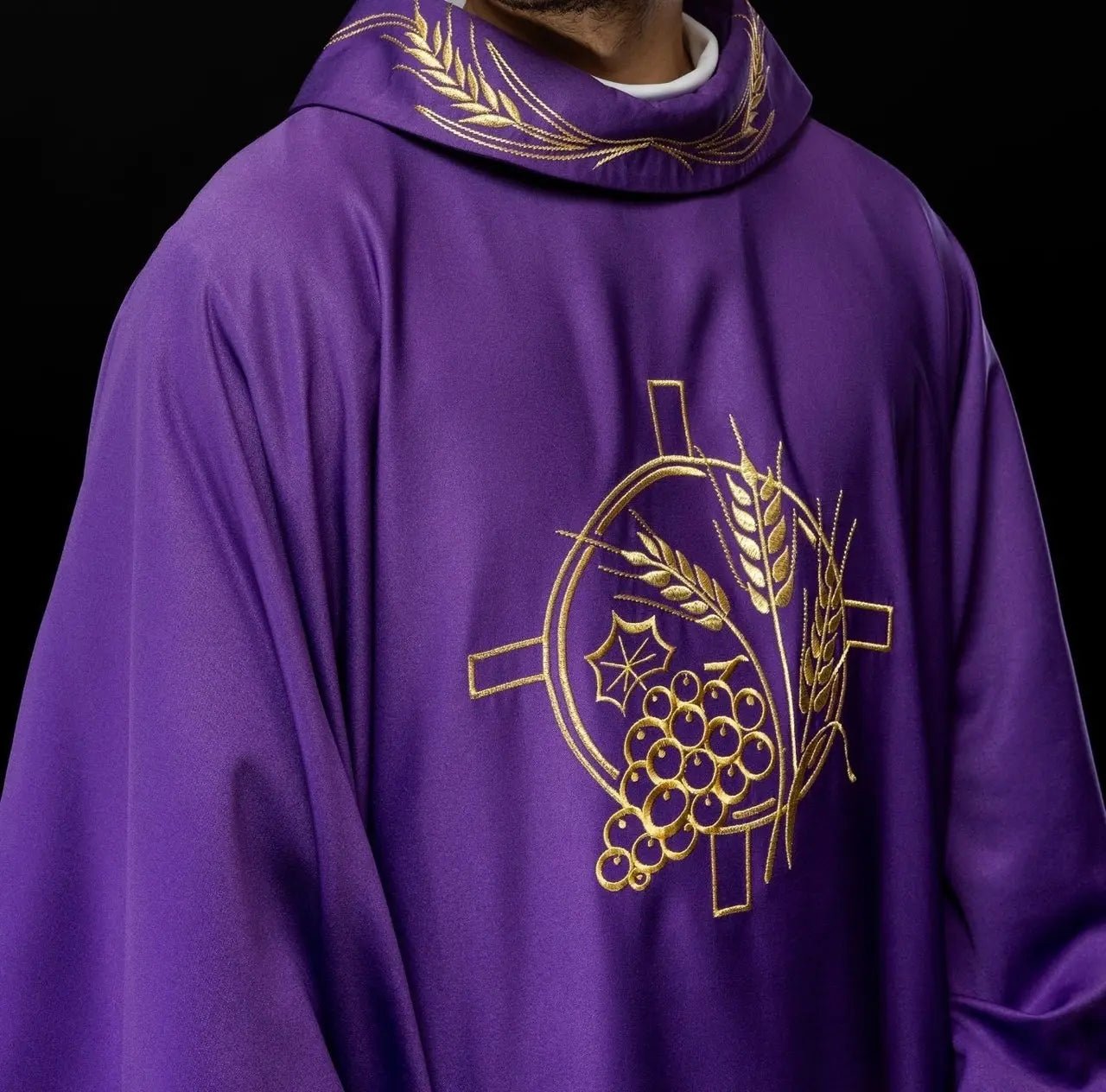 Chasuble avec croix brodée et motifs d'oreilles en violet