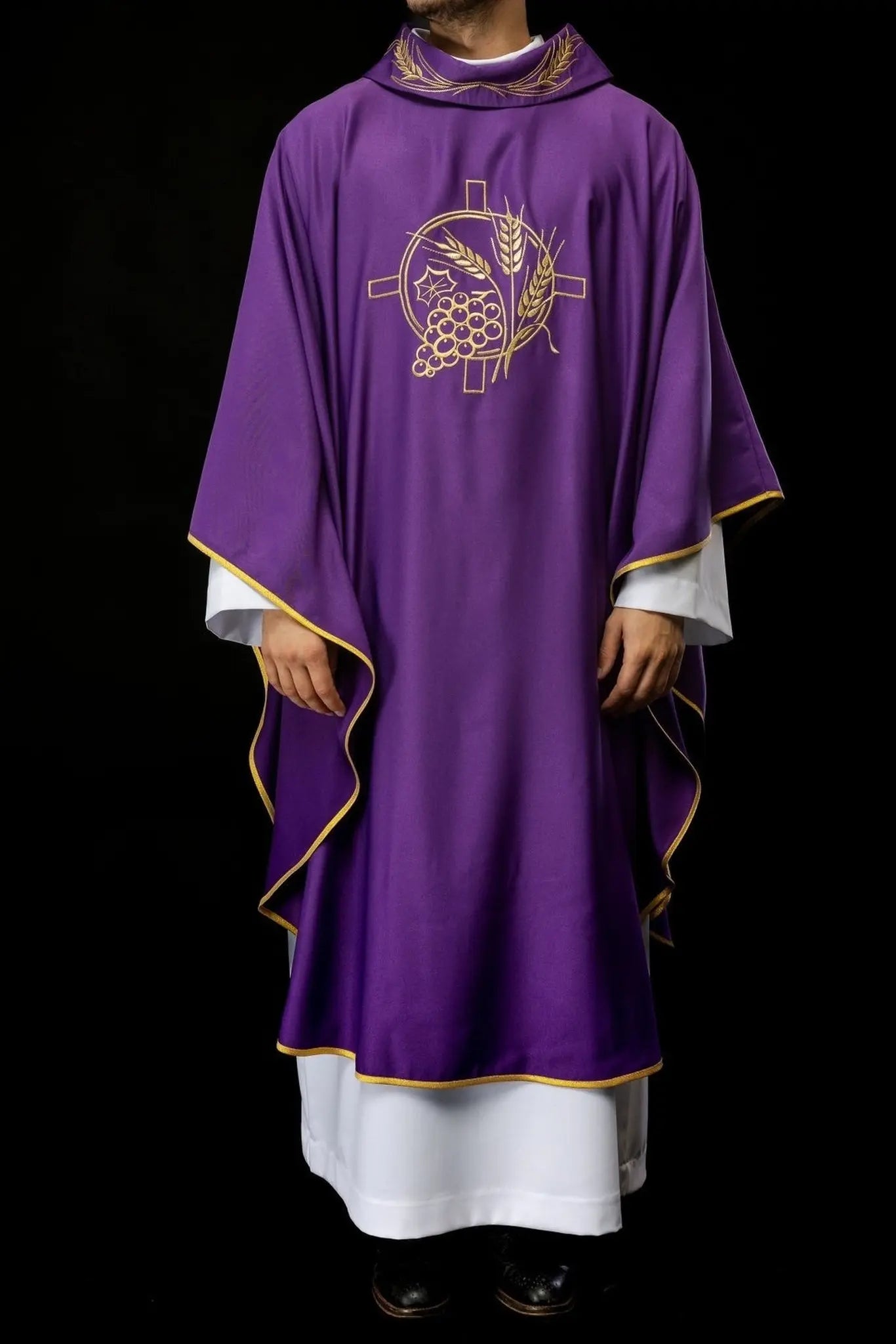 Chasuble avec croix brodée et motifs d'oreilles en violet