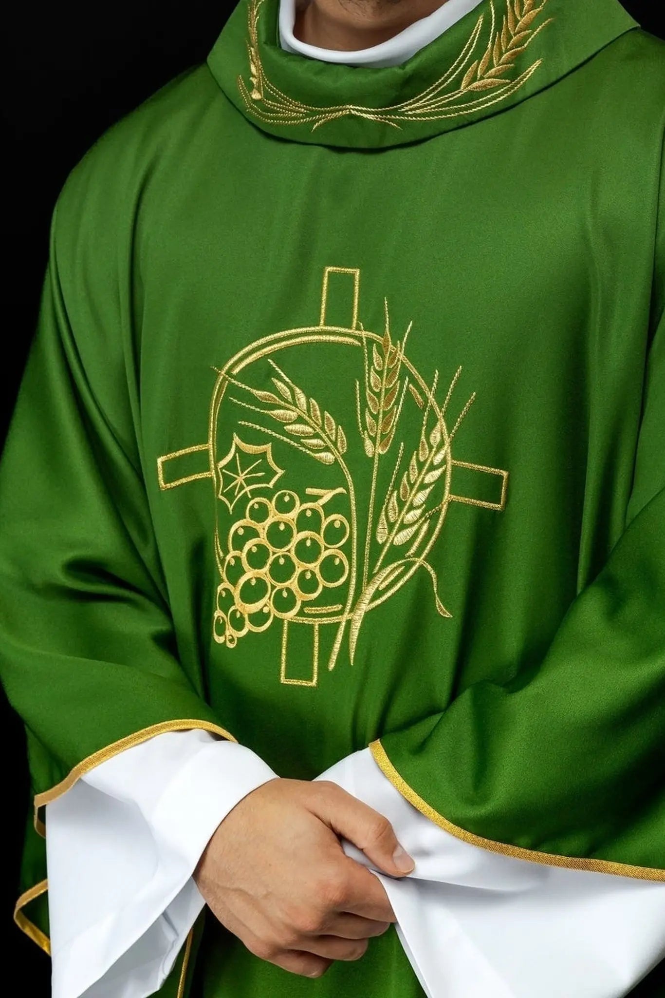 Chasuble avec croix brodée et motifs d'oreilles en vert
