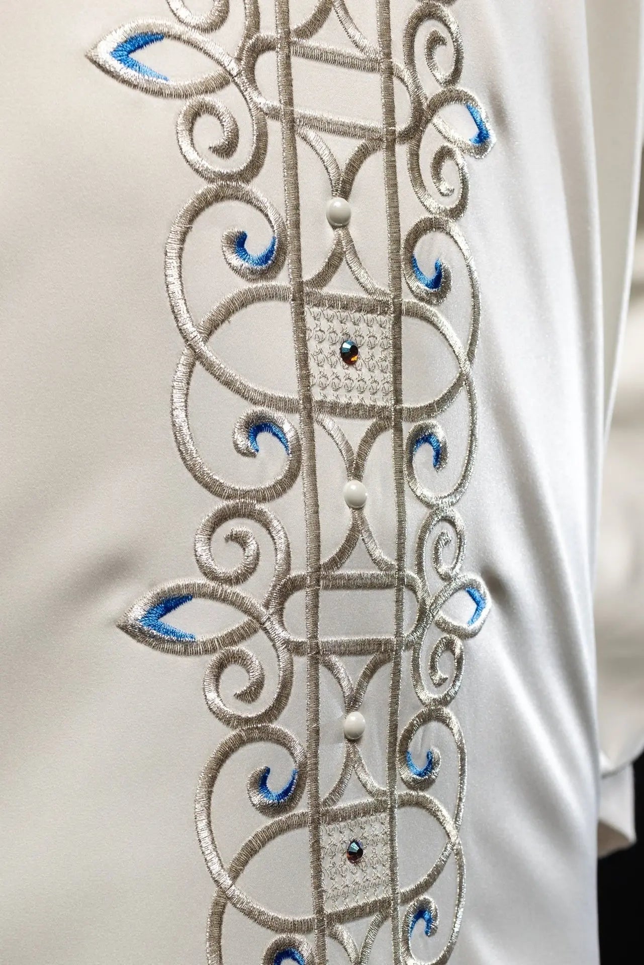 Chasuble avec ceinture mariale brodée