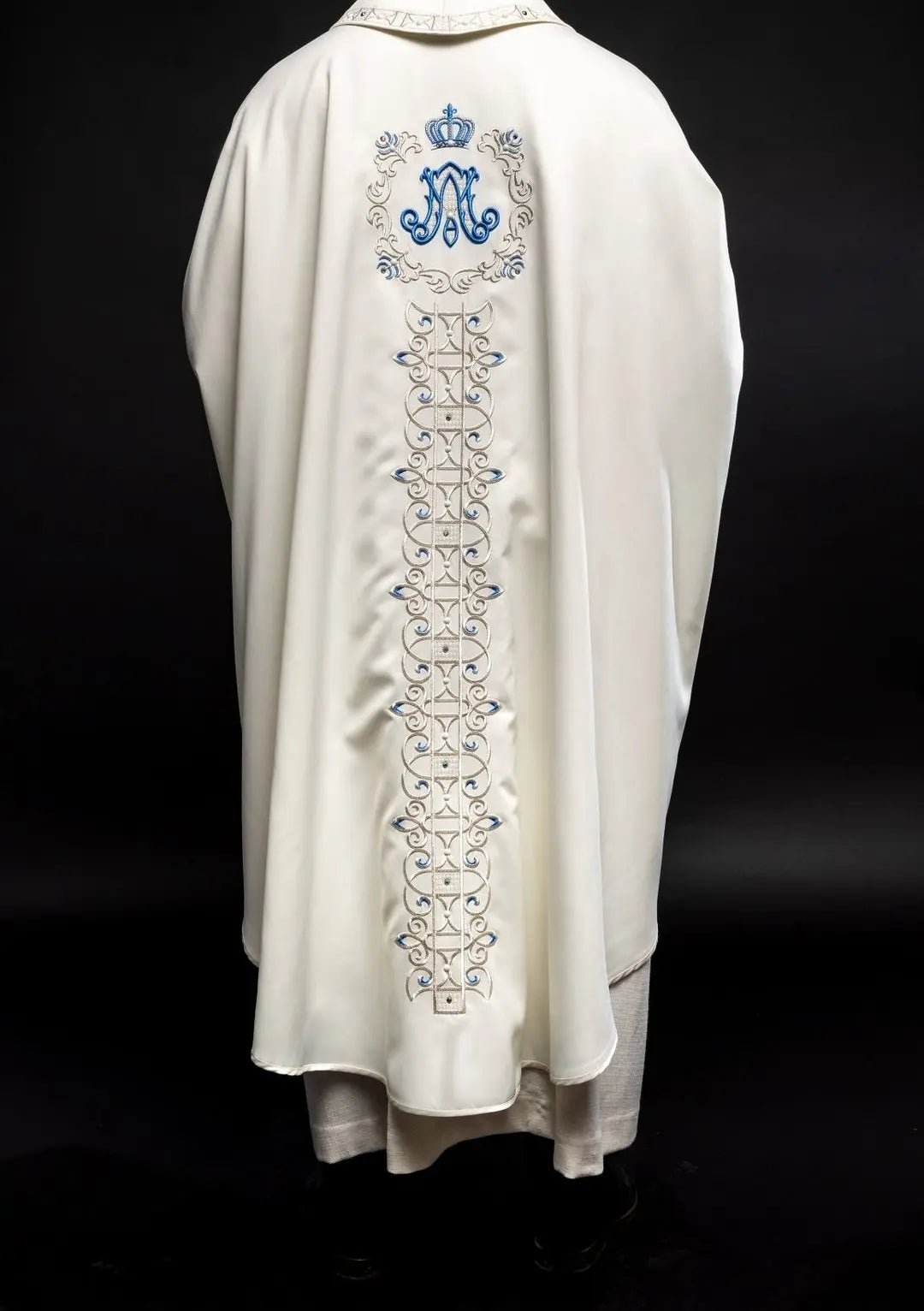 Chasuble avec ceinture mariale brodée