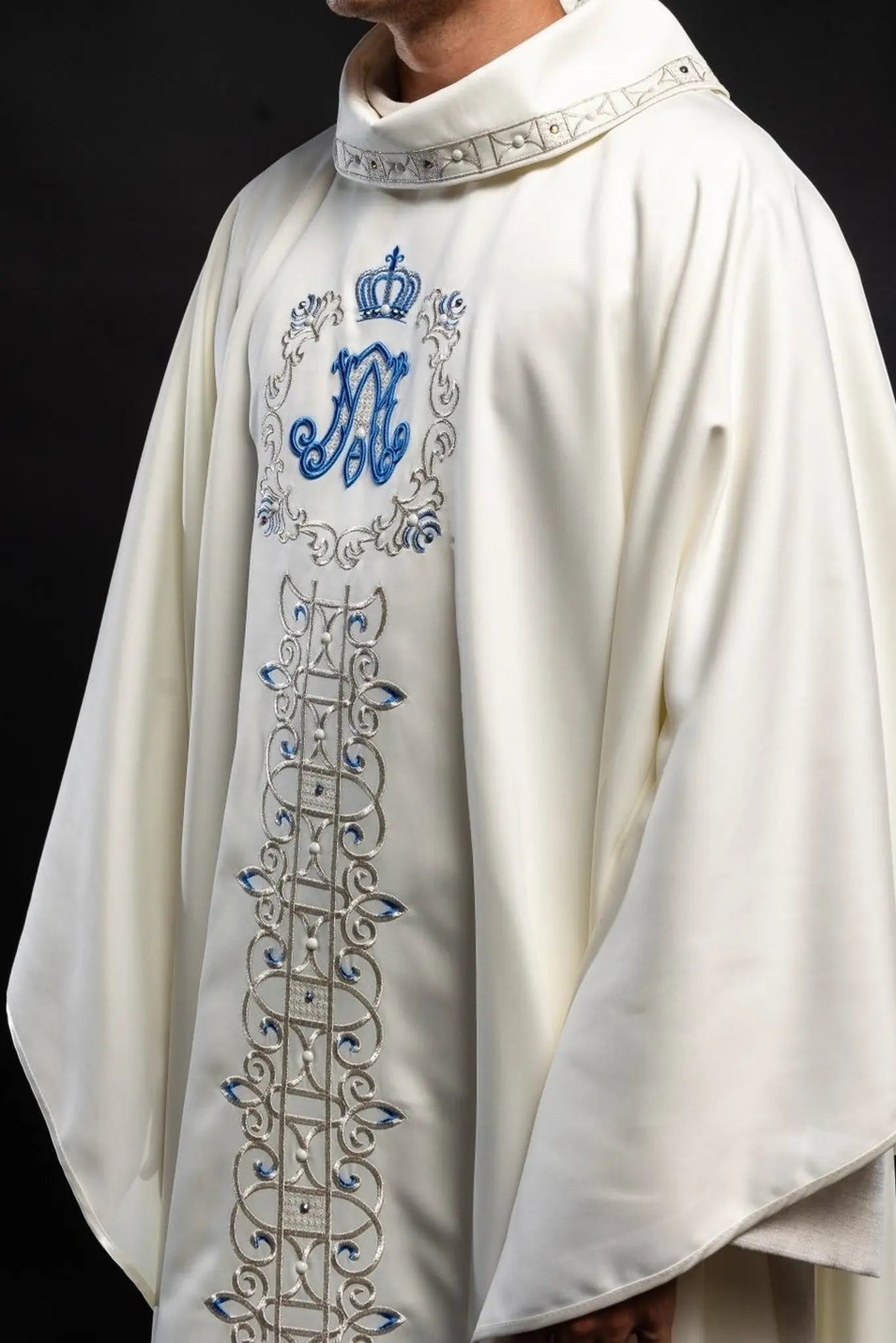 Chasuble avec ceinture mariale brodée