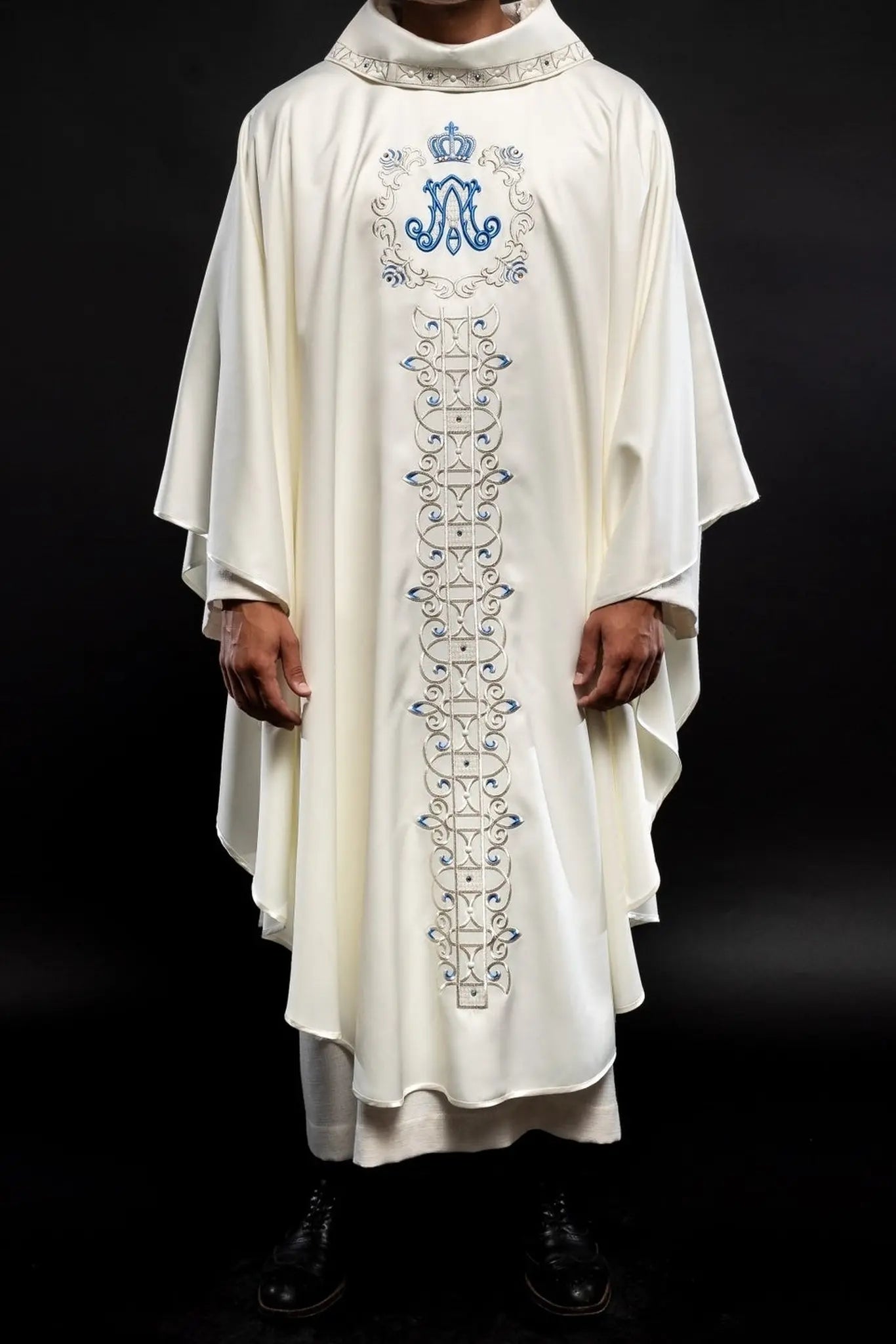 Chasuble avec ceinture mariale brodée