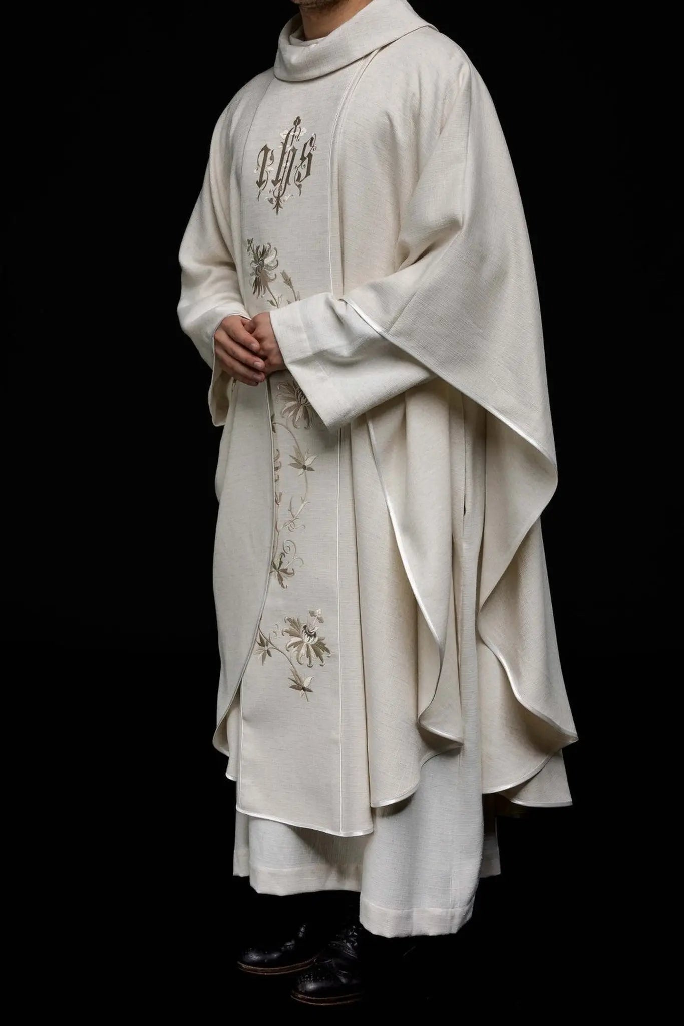 Chasuble with embroidered IHS pattern ecru