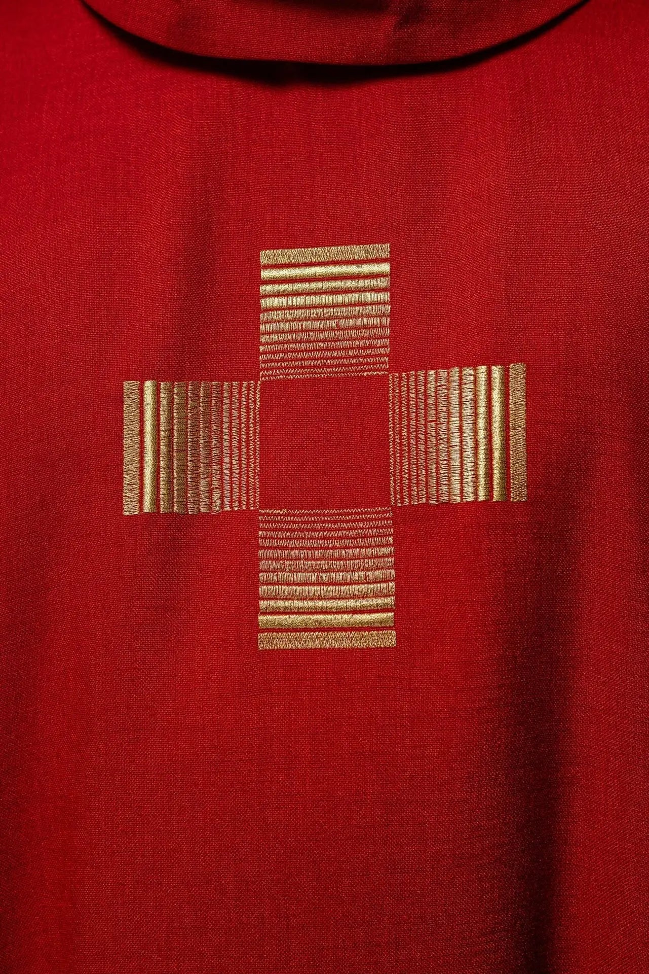 Chasuble avec croix brodées en rouge