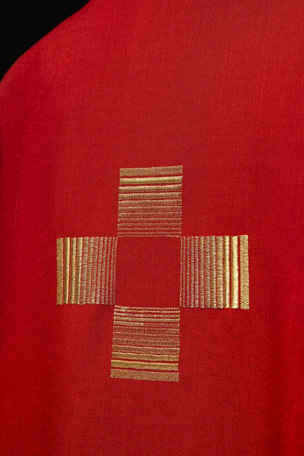 Chasuble avec croix brodées en rouge