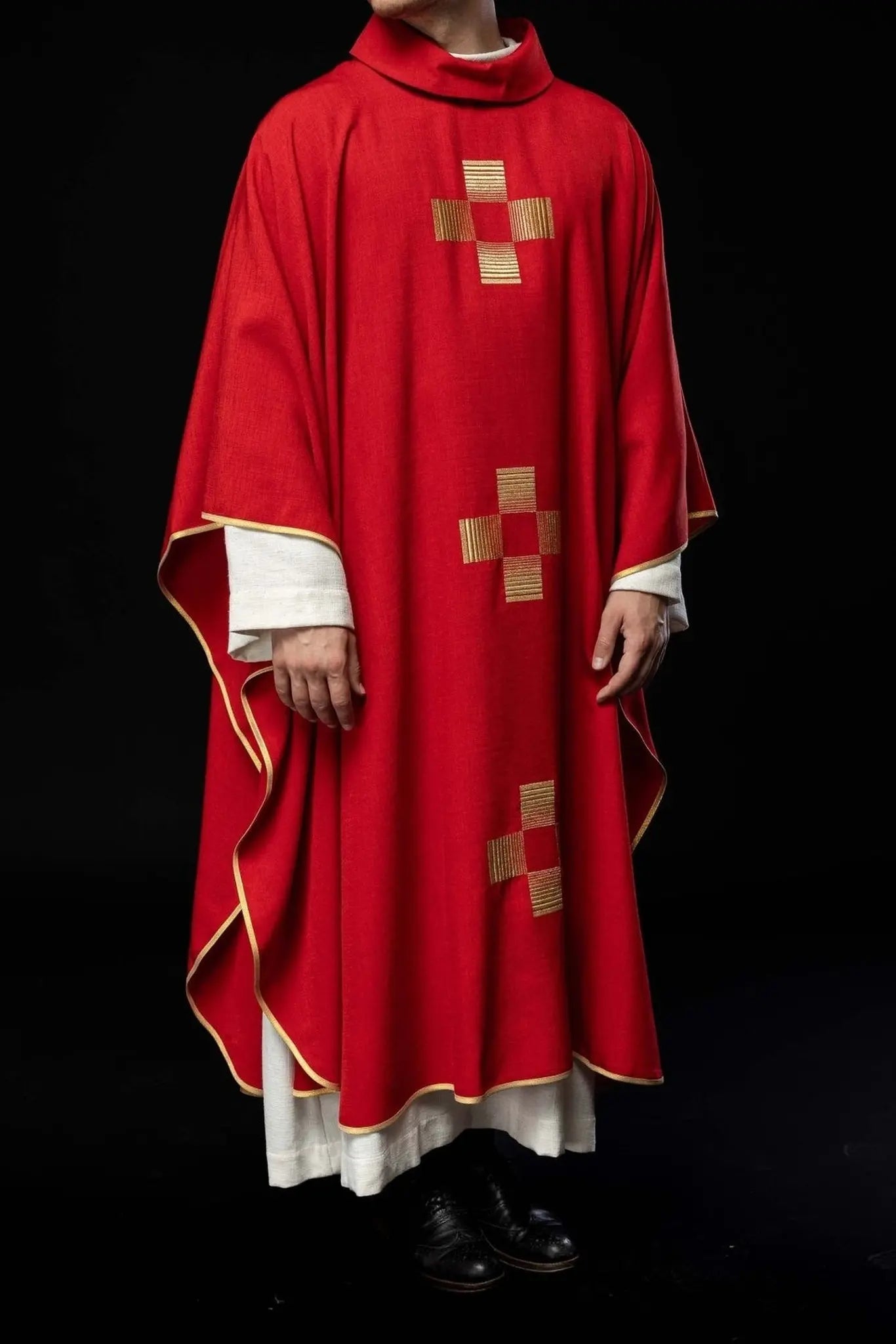 Chasuble avec croix brodées en rouge