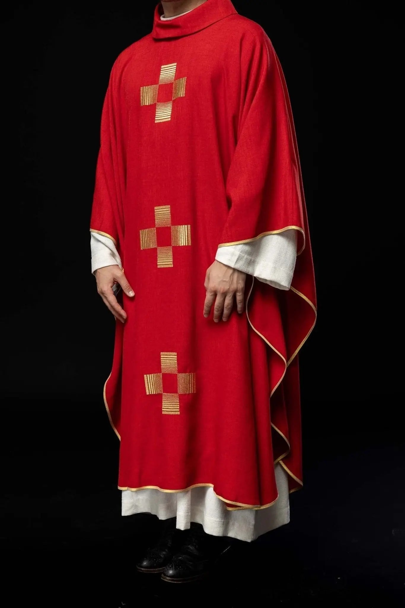 Chasuble avec croix brodées en rouge