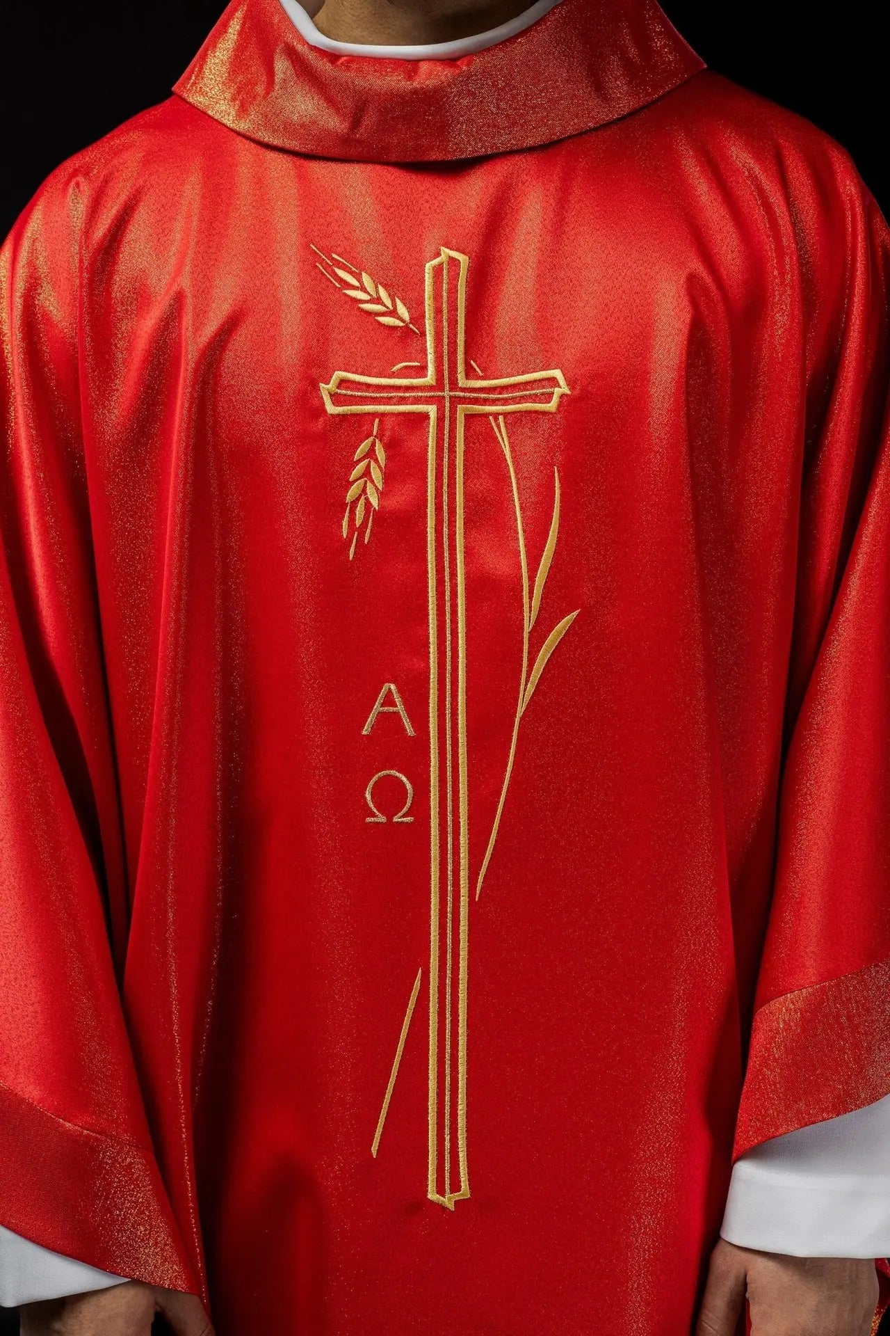 Chasuble avec croix et motif d'oreille en rouge