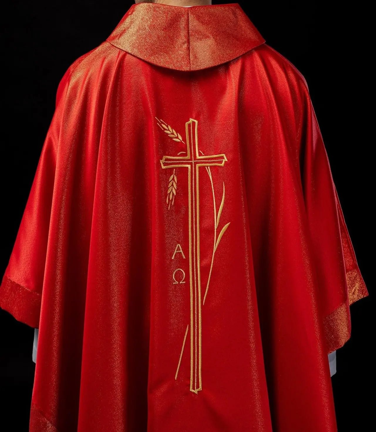 Chasuble avec croix et motif d'oreille en rouge