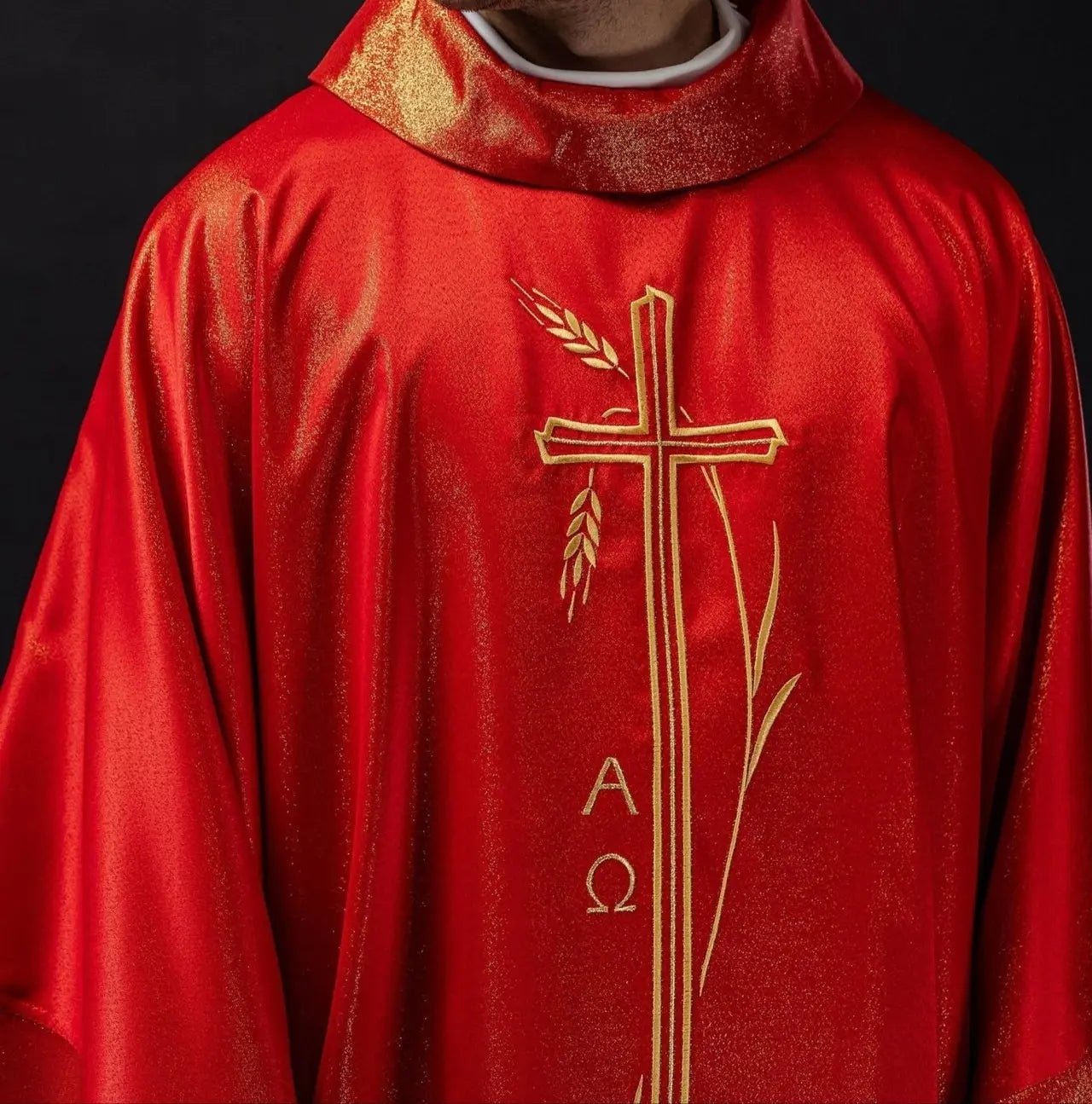 Chasuble avec croix et motif d'oreille en rouge