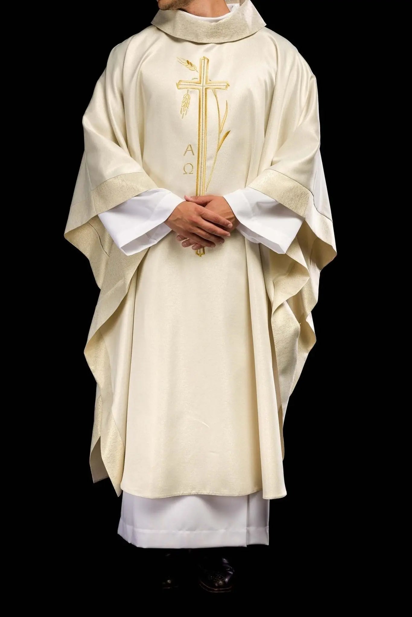 Chasuble with cross and ear motif in ecru