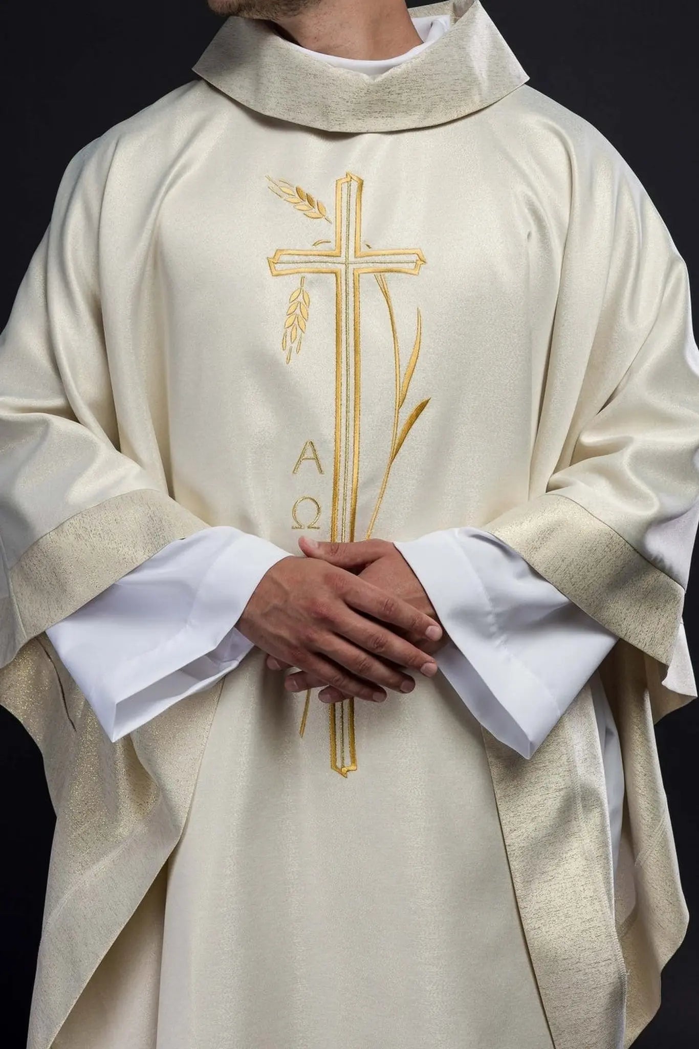 Chasuble avec motif de croix et d'oreille en écru