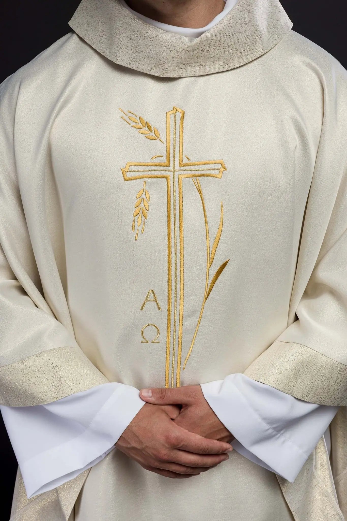 Chasuble with cross and ear motif in ecru
