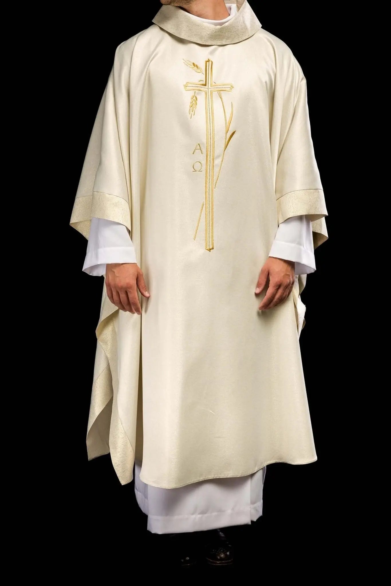 Chasuble avec motif de croix et d'oreille en écru