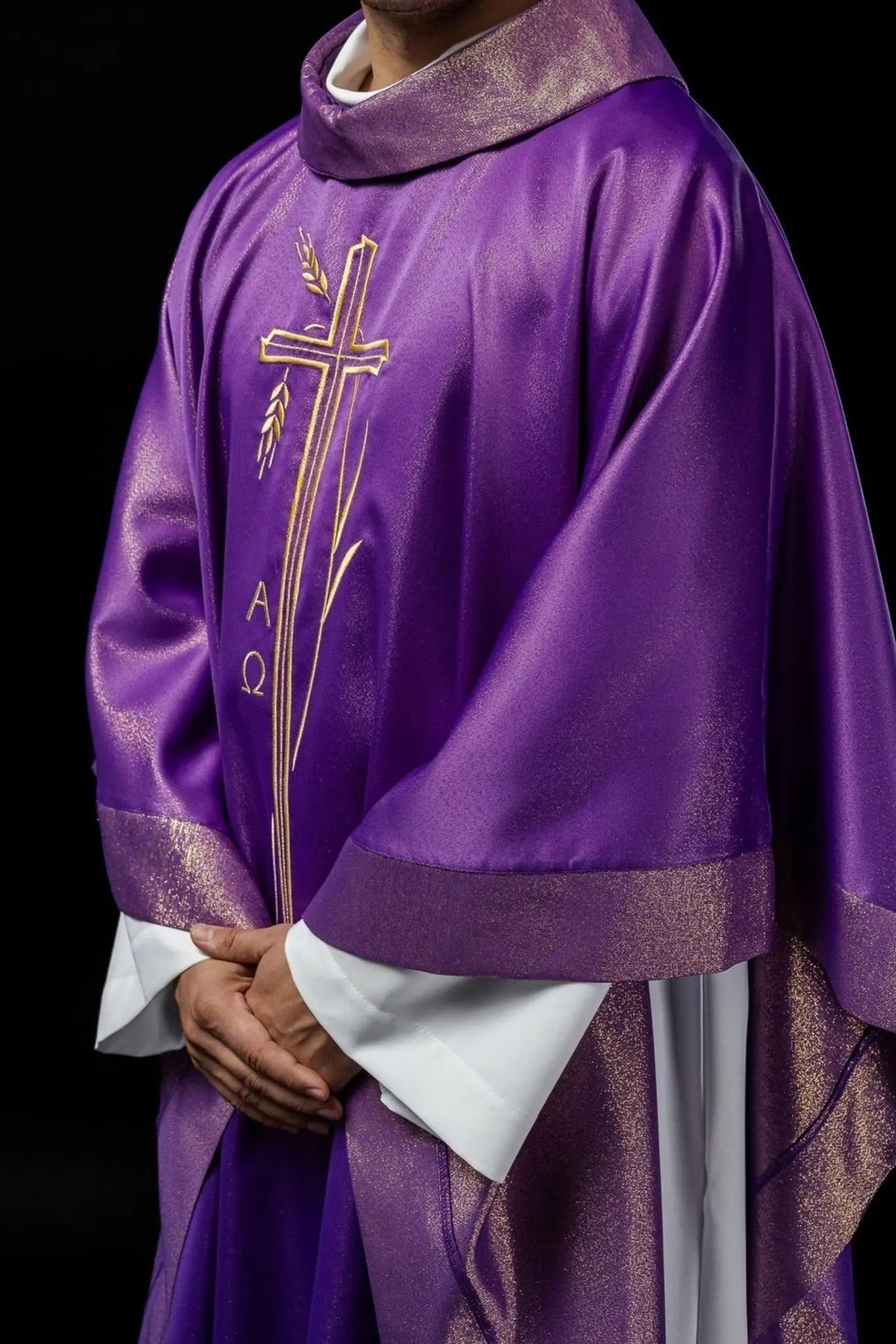 Chasuble with cross and ear motif in purple color