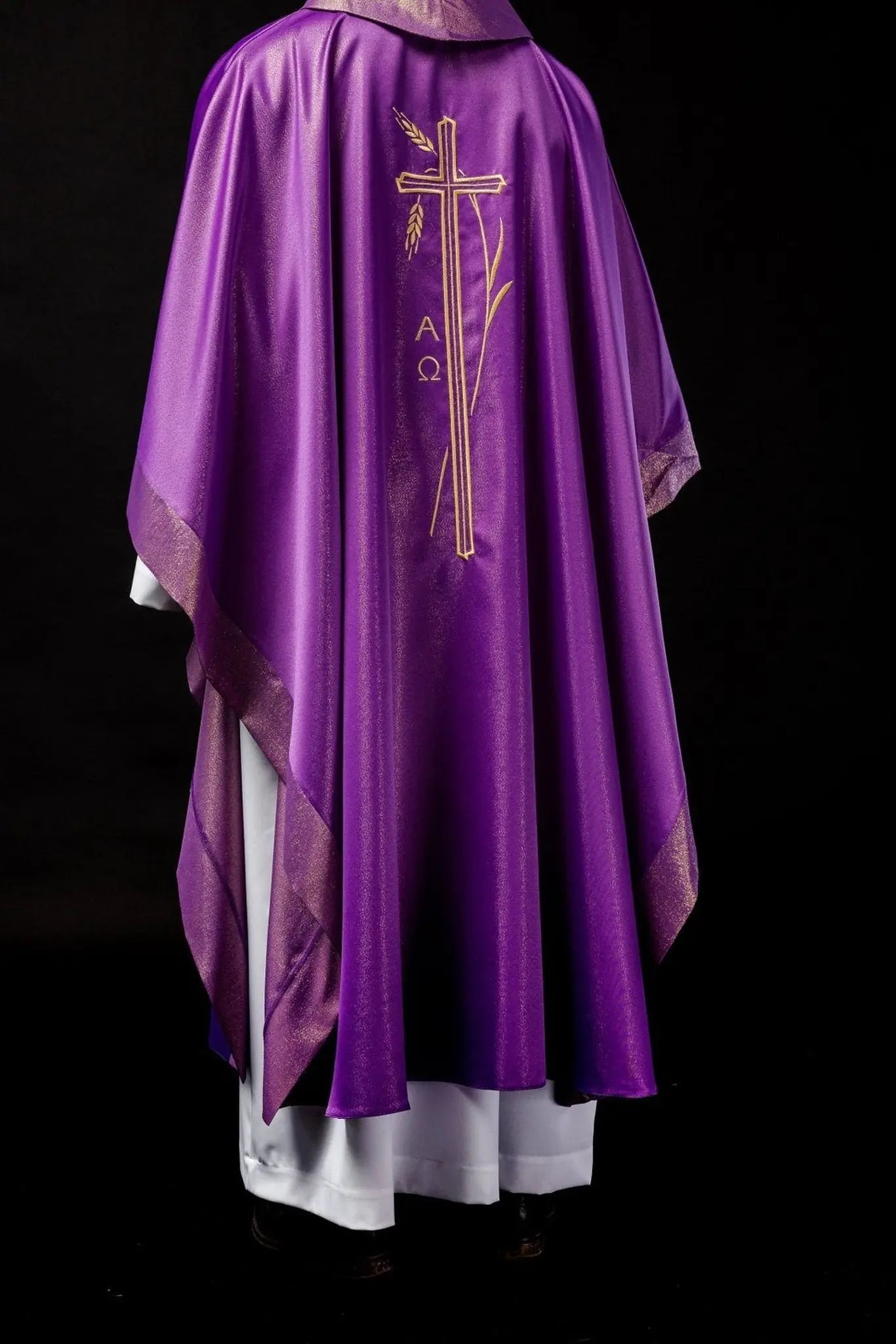 Chasuble with cross and ear motif in purple color