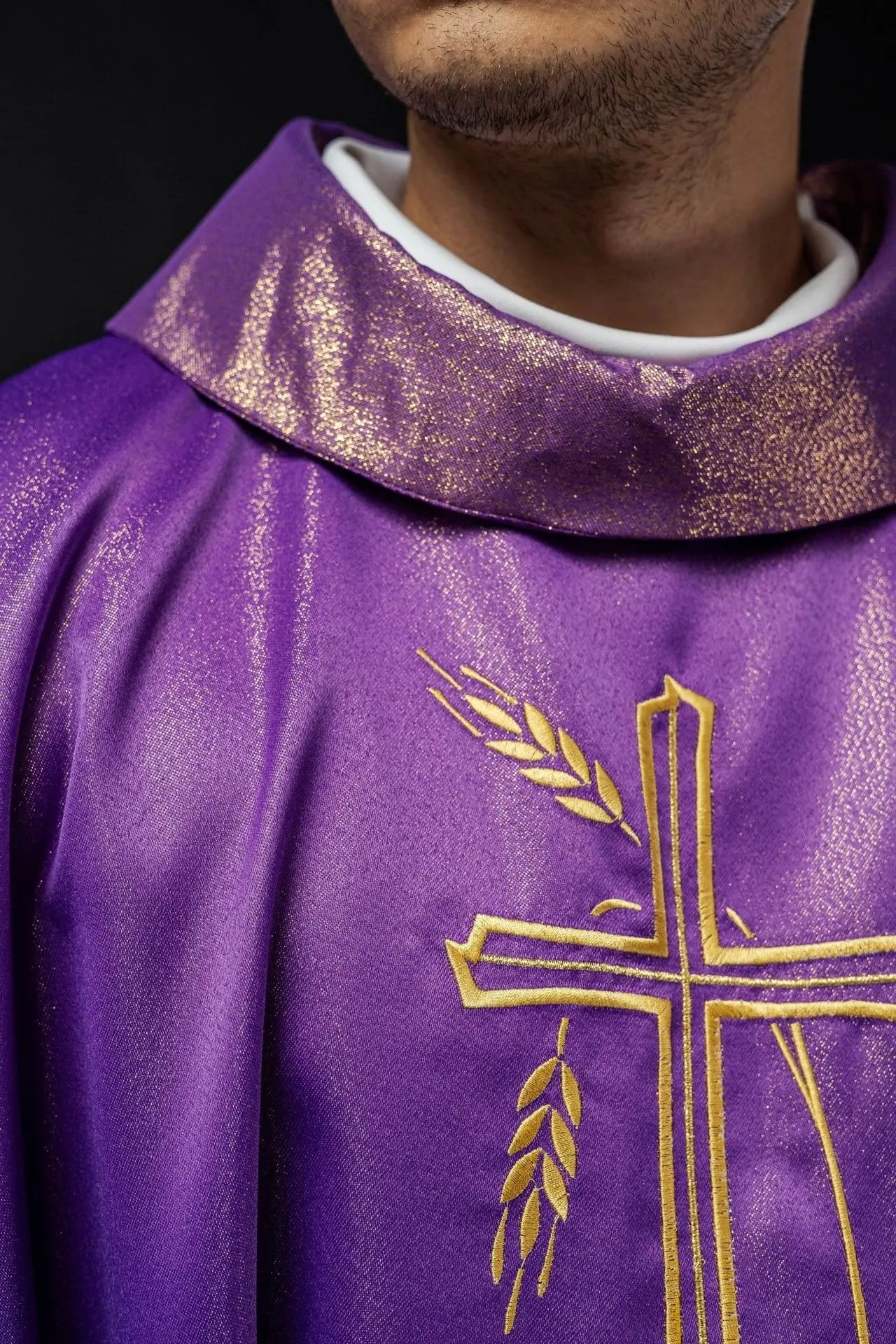 Chasuble avec motif de croix et d'oreille en couleur violette