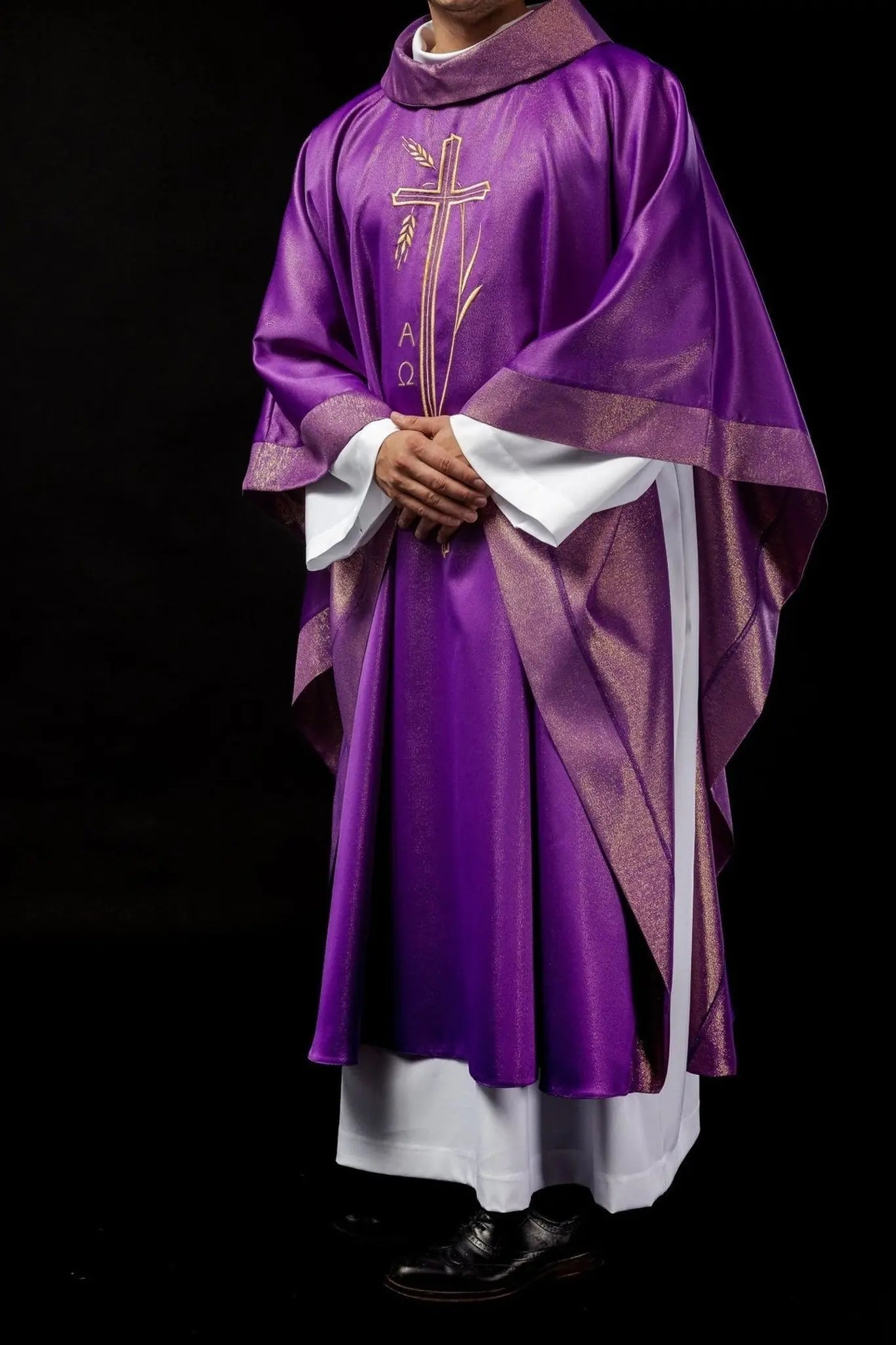 Chasuble avec motif de croix et d'oreille en couleur violette