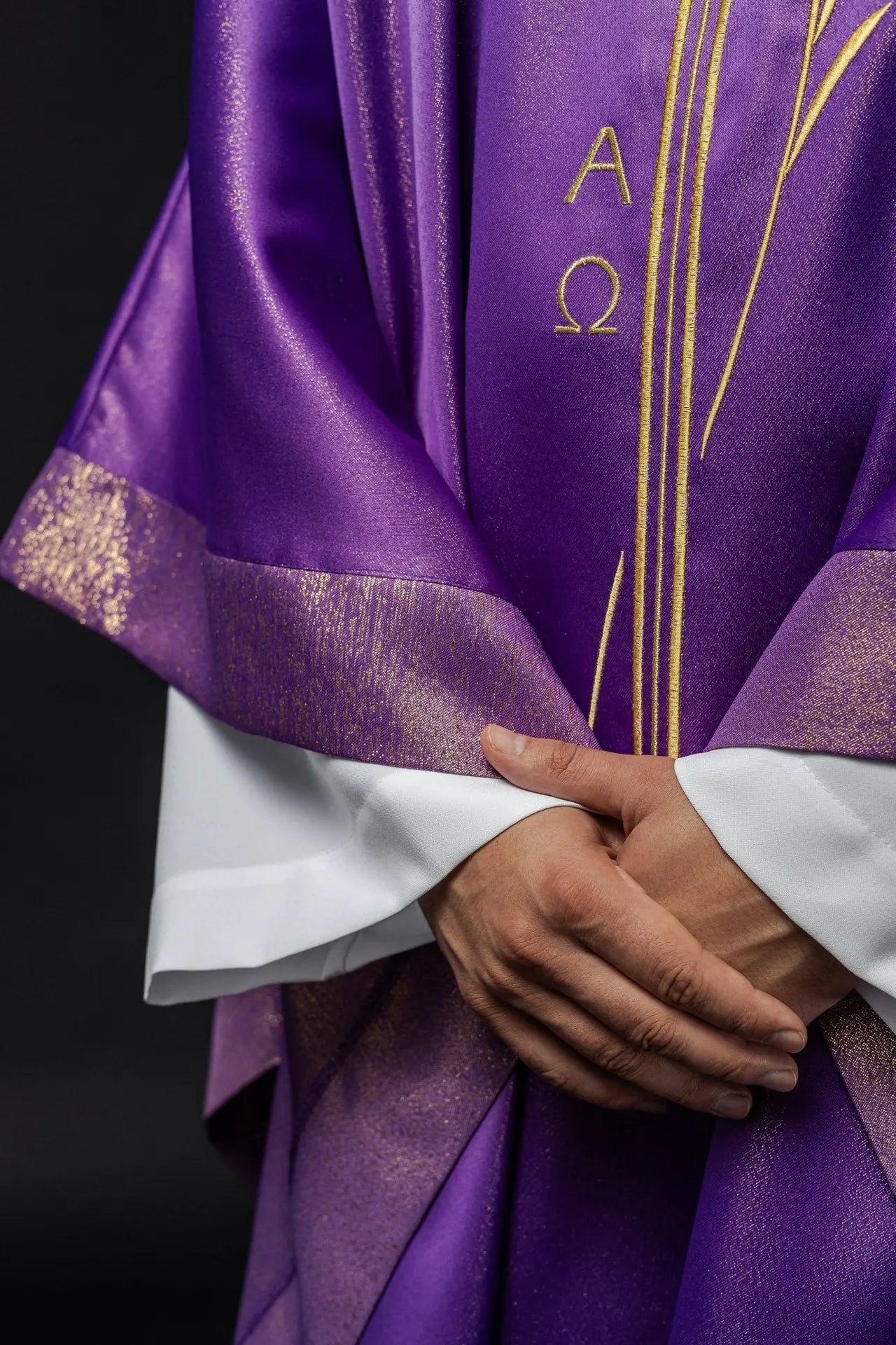 Chasuble with cross and ear motif in purple color