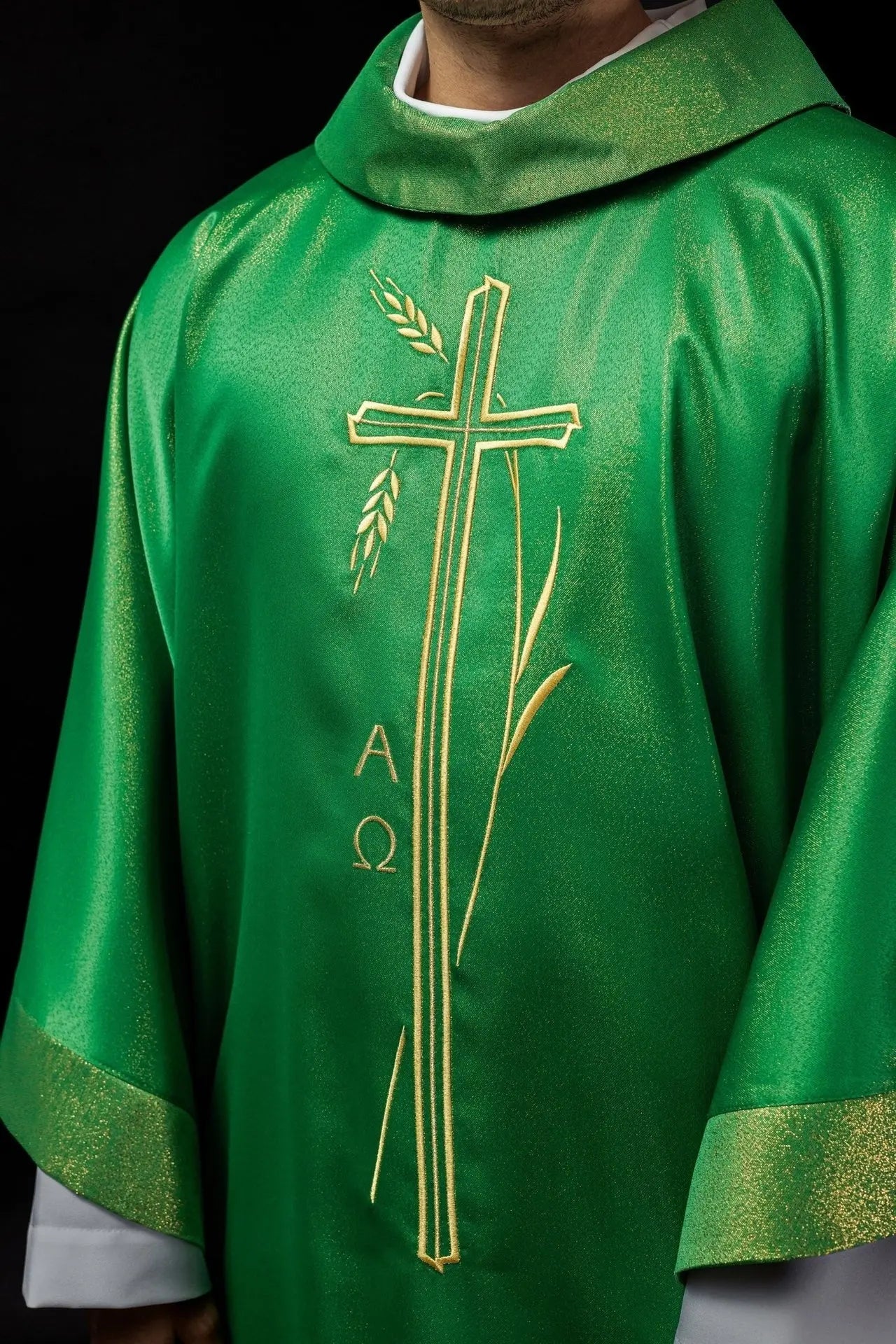 Chasuble avec motif de croix et d'oreille en couleur verte