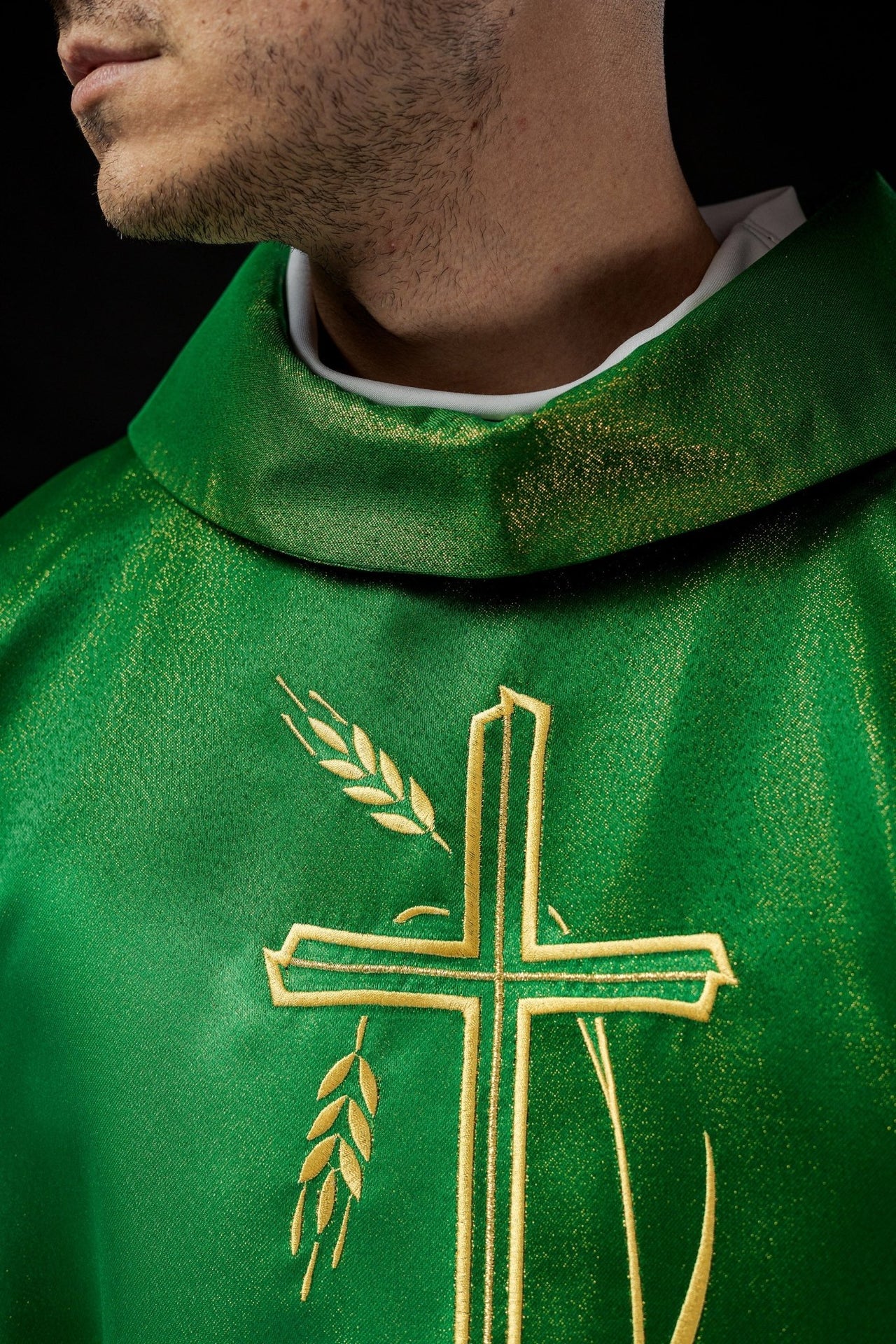 Ornat z motywem krzyża i kłosa w kolorze zielonym