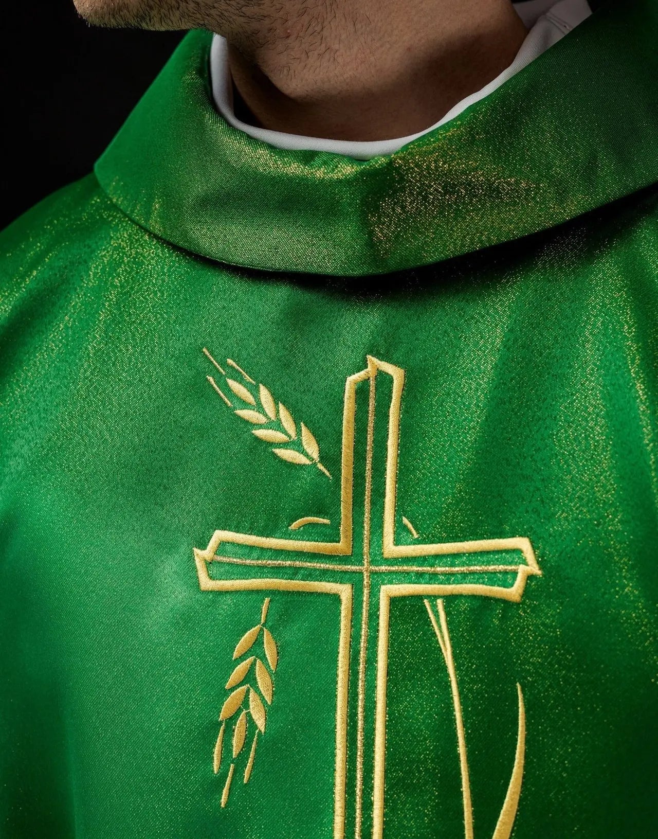 Chasuble avec motif de croix et d'oreille en couleur verte