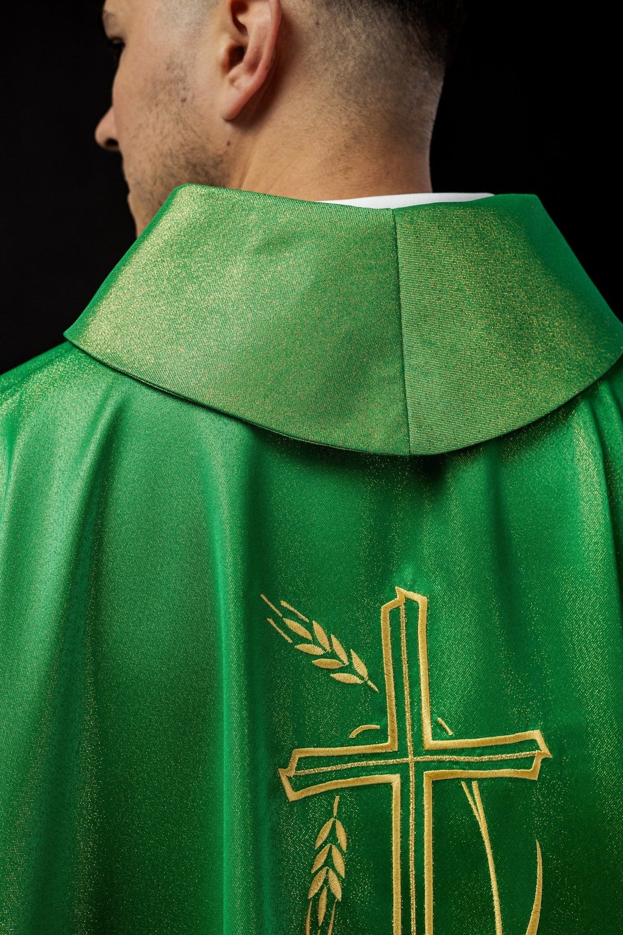 Ornat z motywem krzyża i kłosa w kolorze zielonym