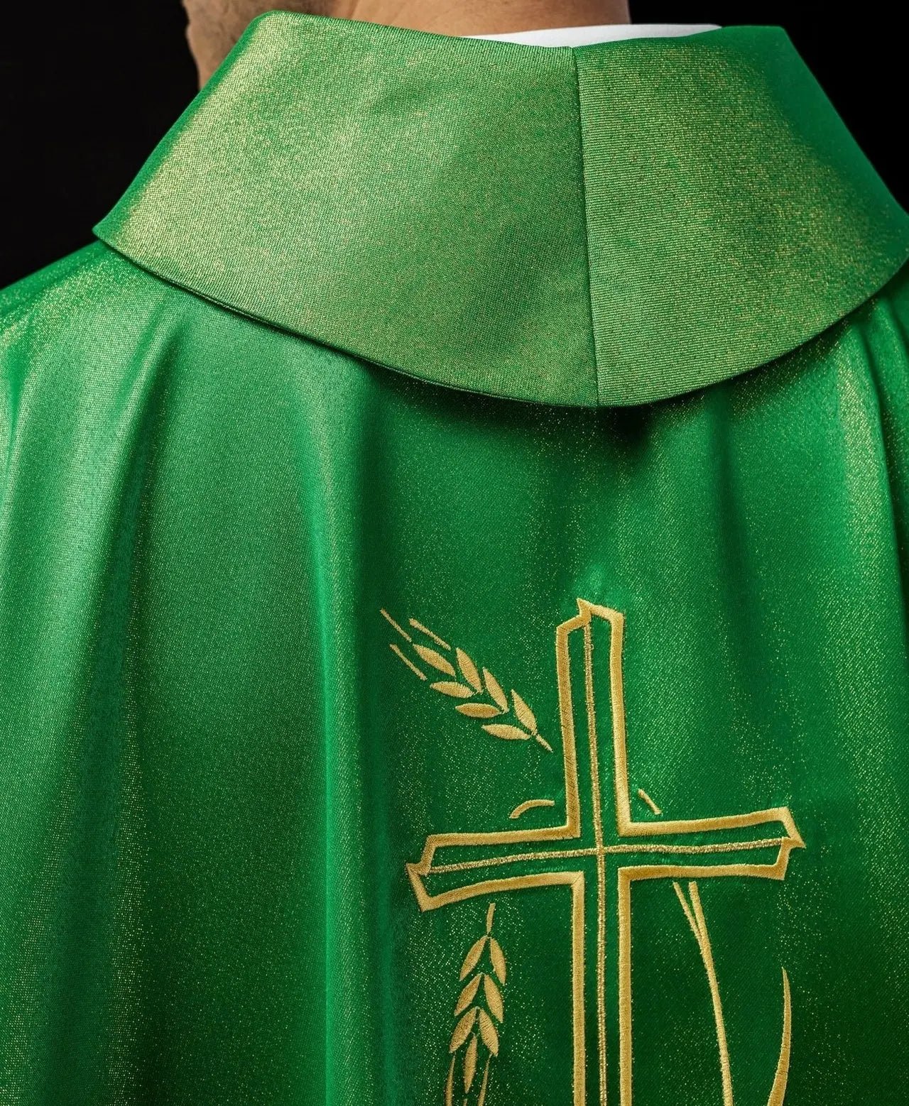 Chasuble avec motif de croix et d'oreille en couleur verte