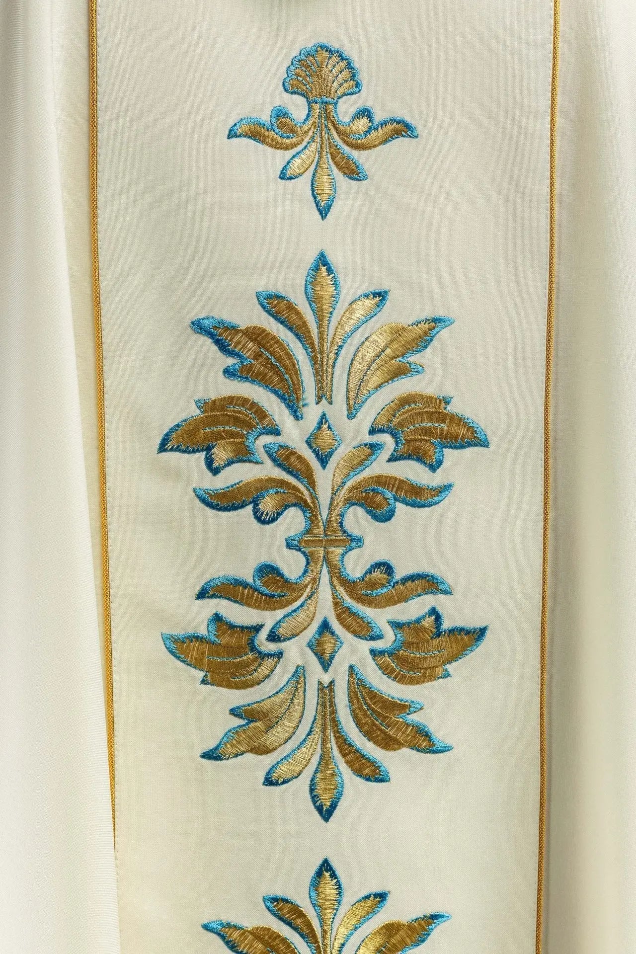 Chasuble avec motif marial en couleur écrue