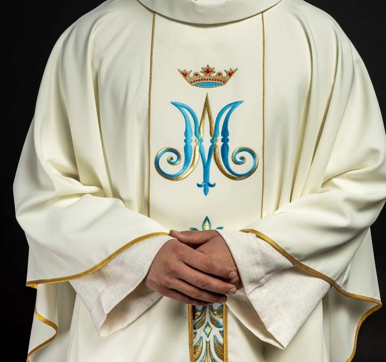 Chasuble avec motif marial en couleur écrue