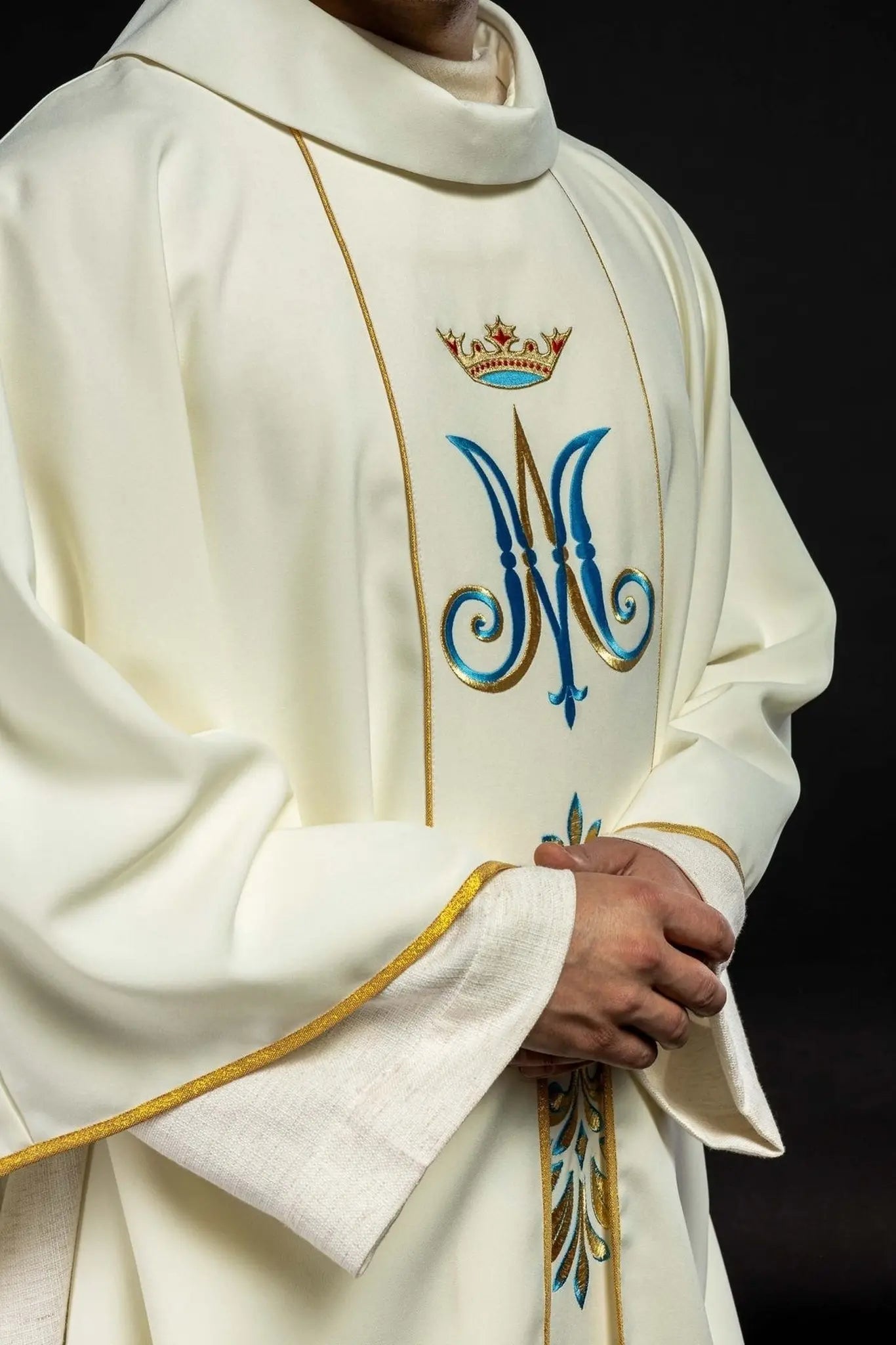 Chasuble avec motif marial en couleur écrue