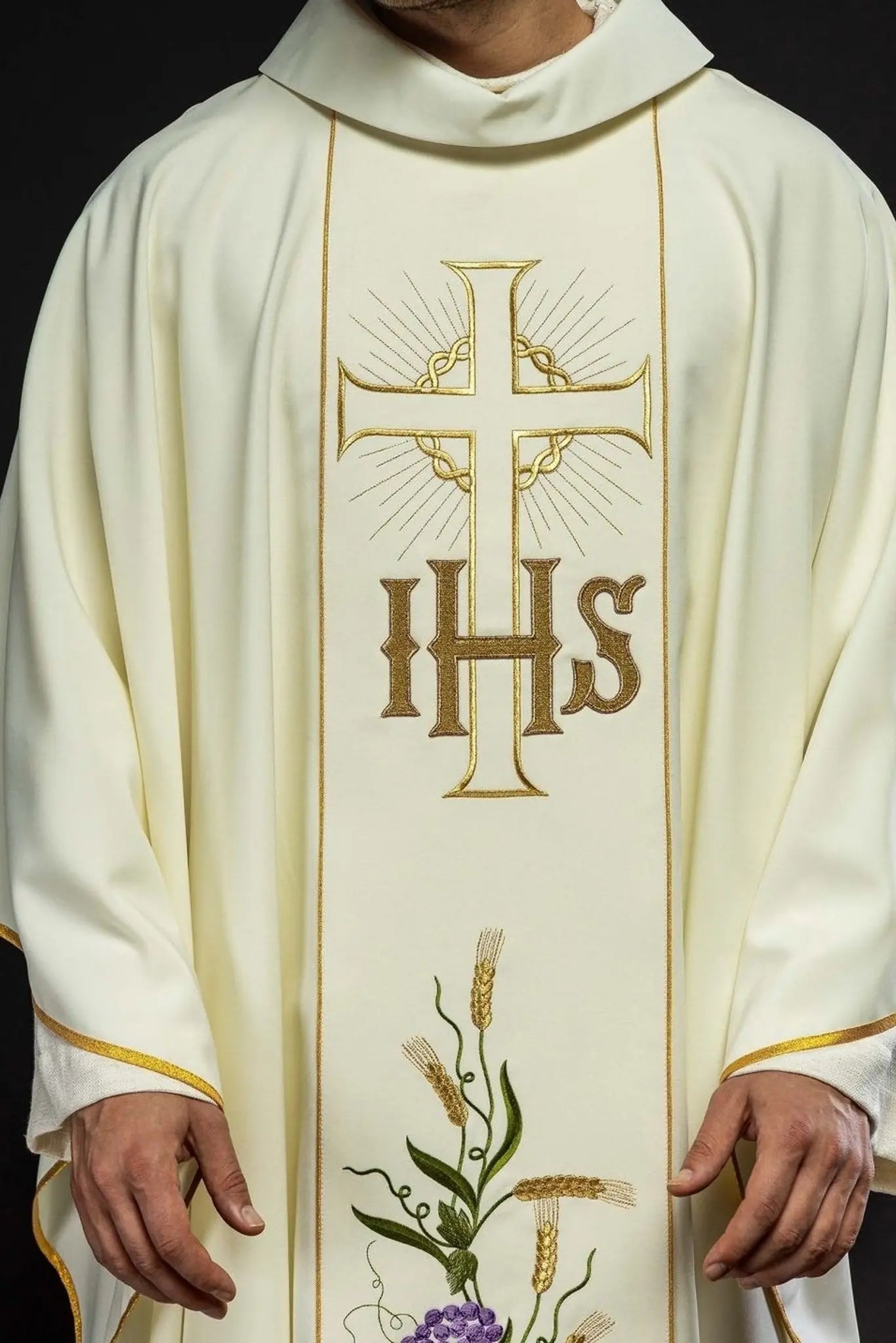 Chasuble avec ceinture décorée IHS de raisins et d'épis et passepoil doré