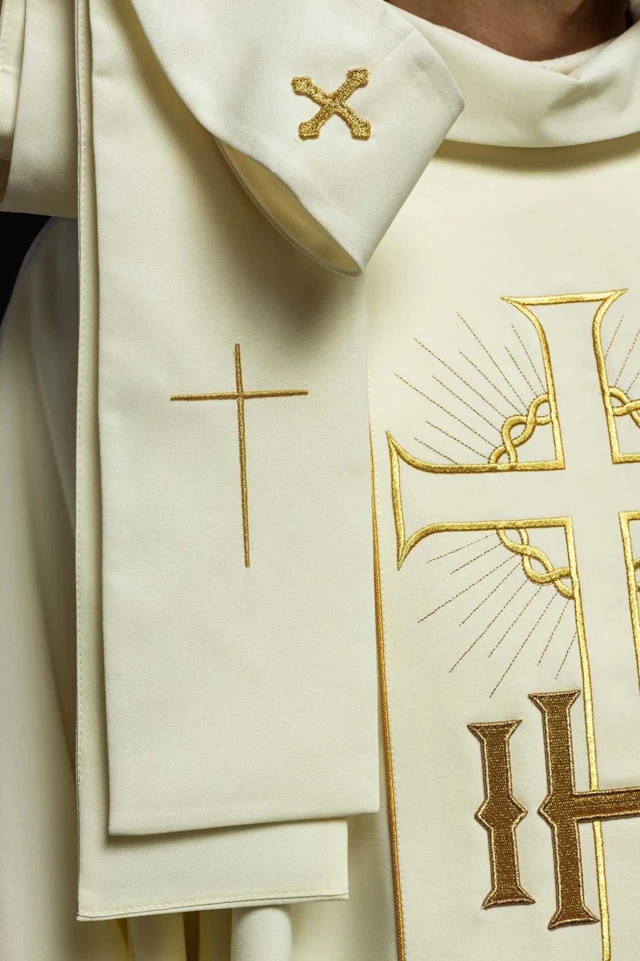 Chasuble avec ceinture décorée IHS de raisins et d'épis et passepoil doré