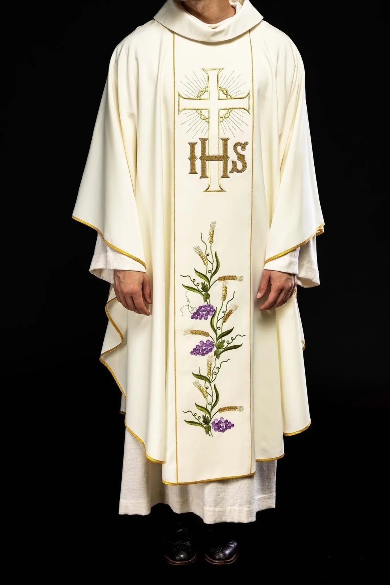 Chasuble avec ceinture décorée IHS de raisins et d'épis et passepoil doré