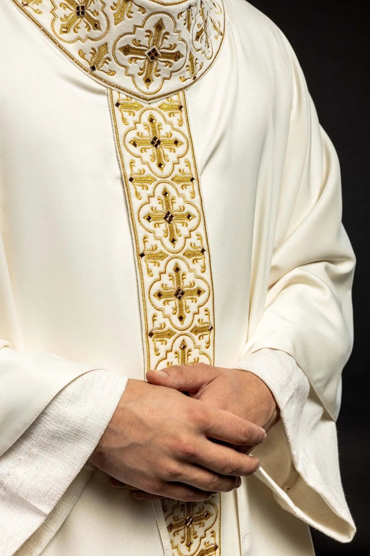 Chasuble décorée de 500 pierres avec une bande étroite en écru