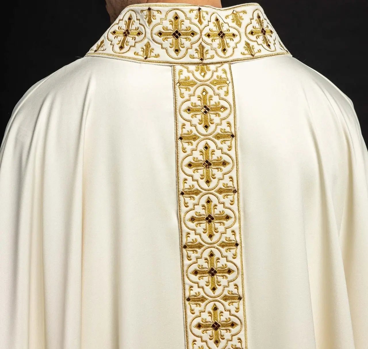 Chasuble décorée de 500 pierres avec une bande étroite en écru