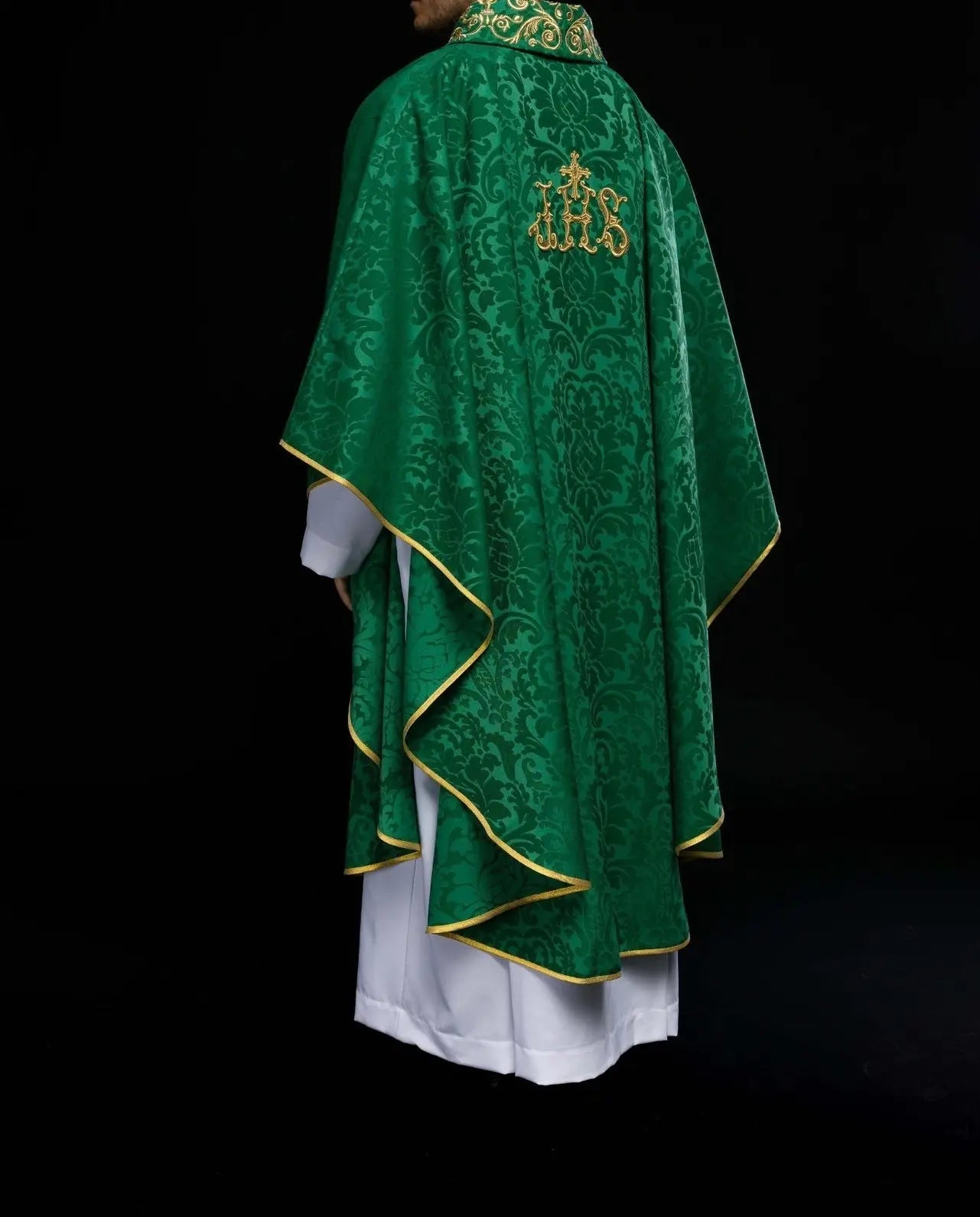 Chasuble verte avec motif IHS et col richement brodé sur tissu décoratif