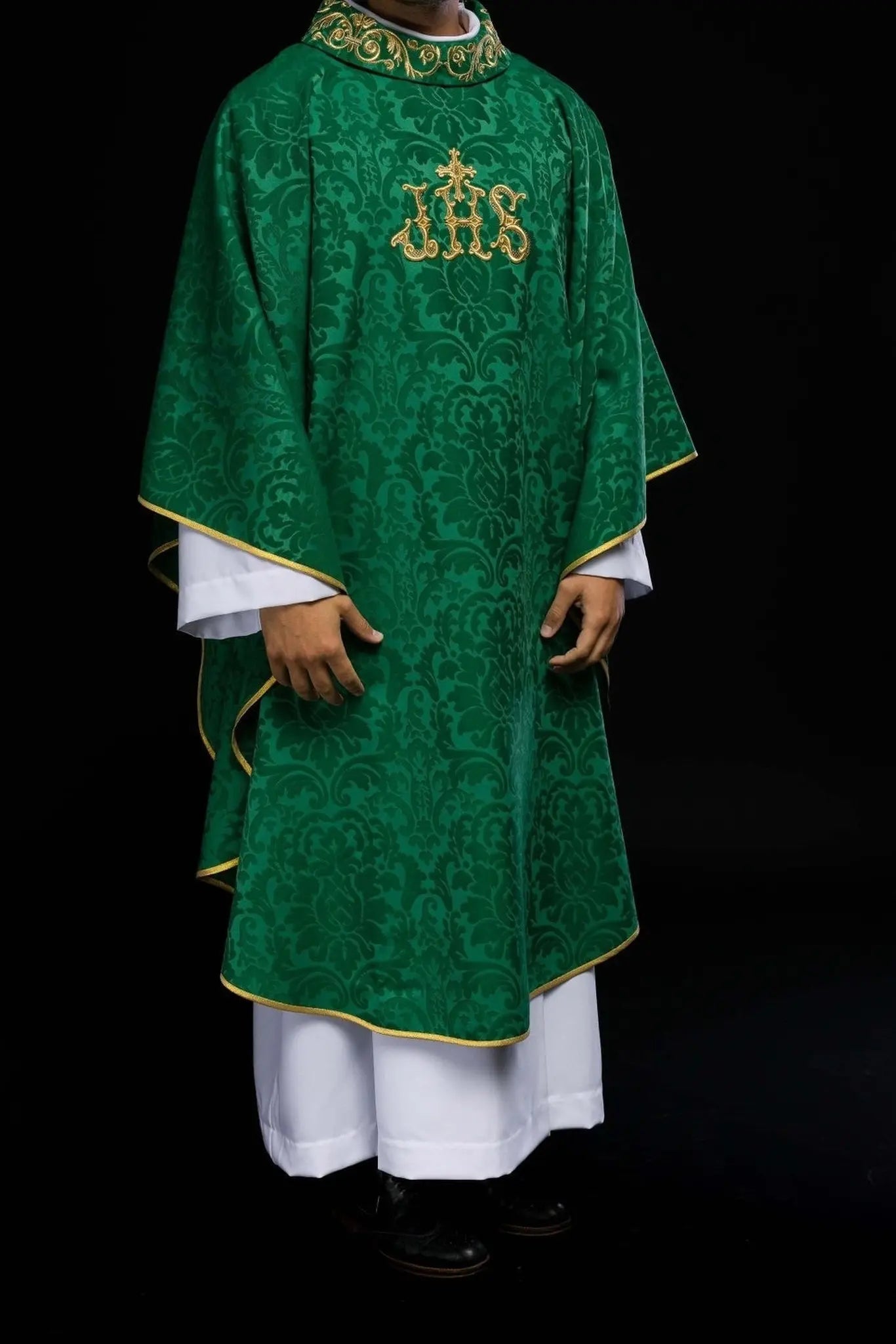Chasuble verte avec motif IHS et col richement brodé sur tissu décoratif