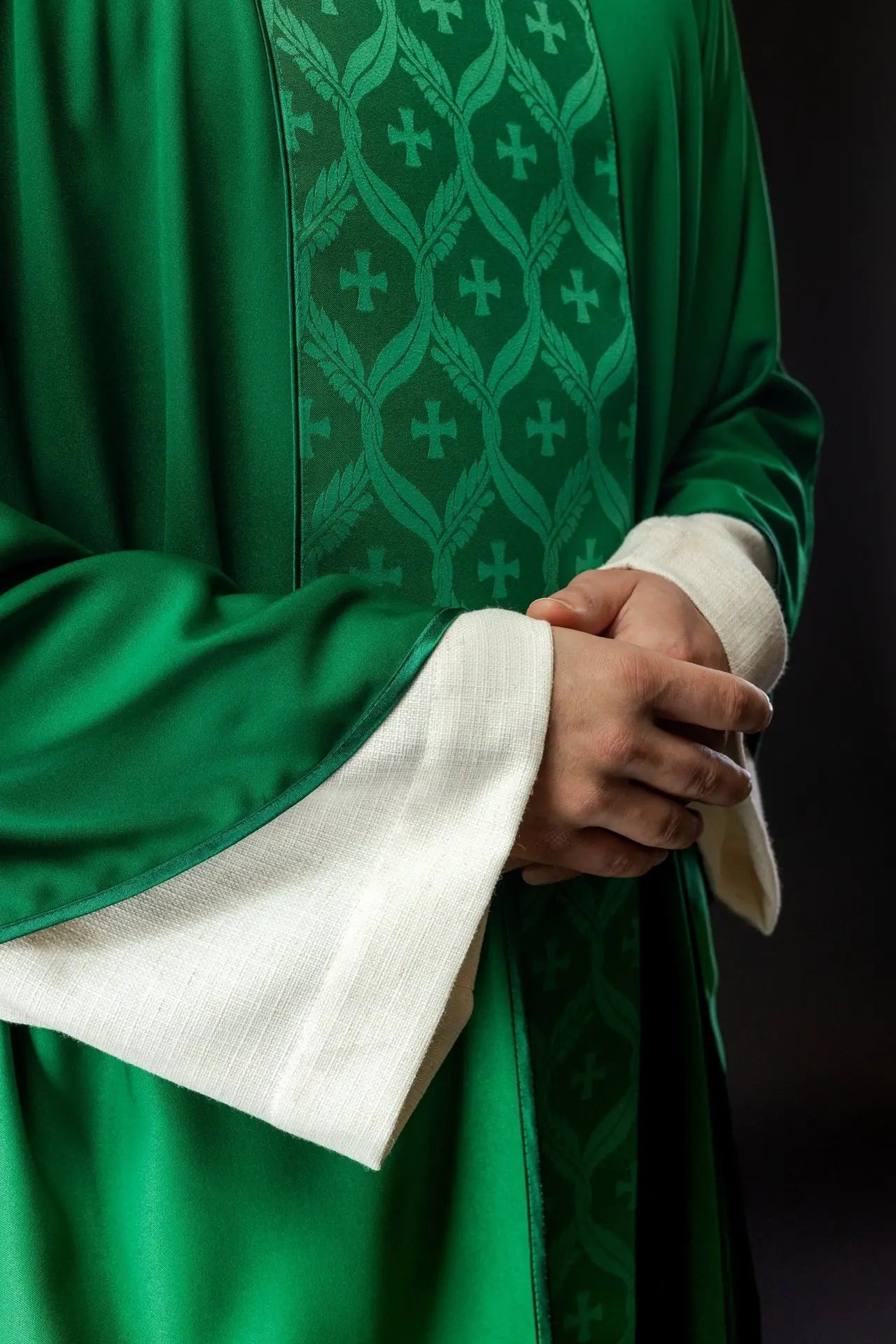 Chasuble verte avec bande de croix en jacquard
