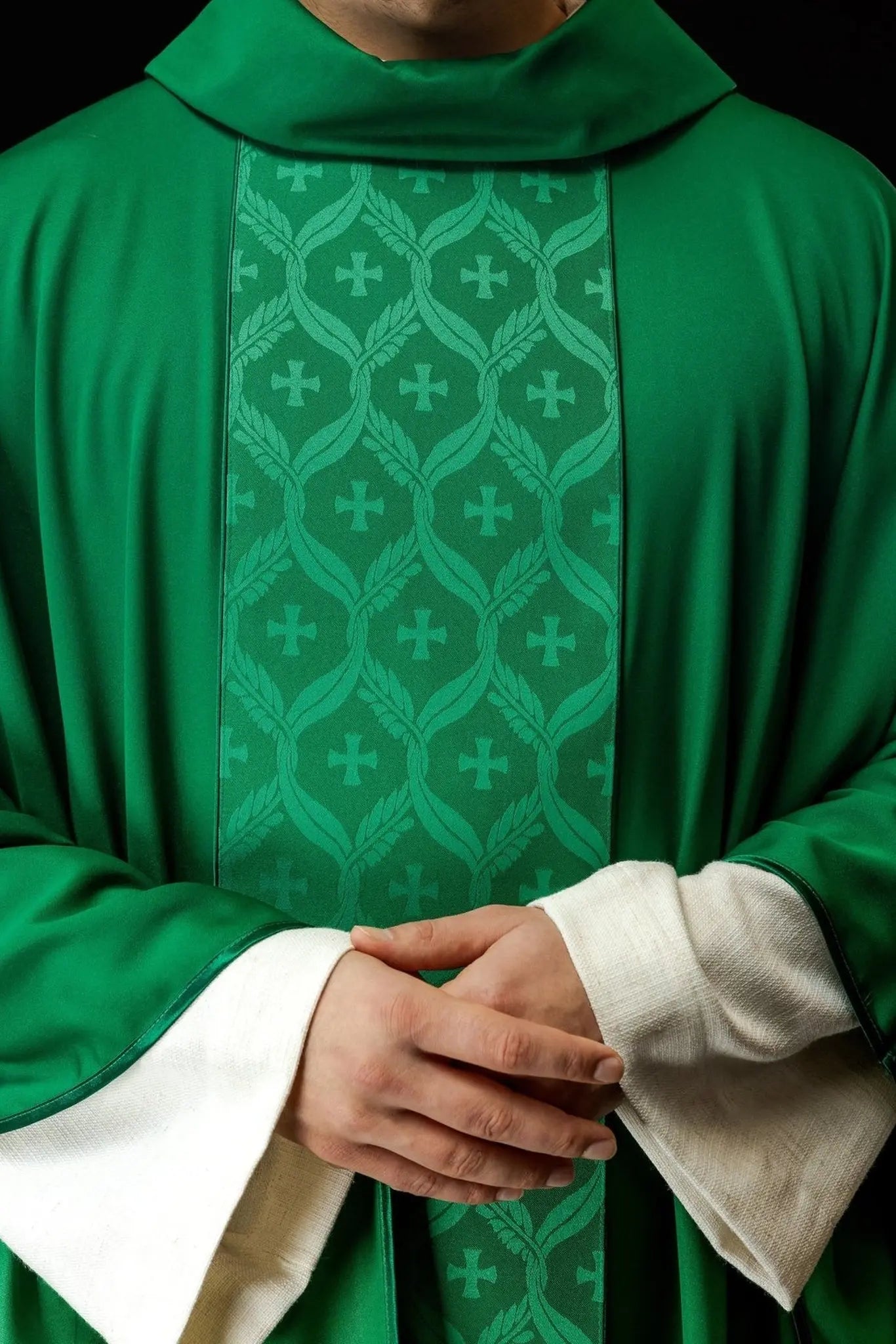 Chasuble verte avec bande de croix en jacquard