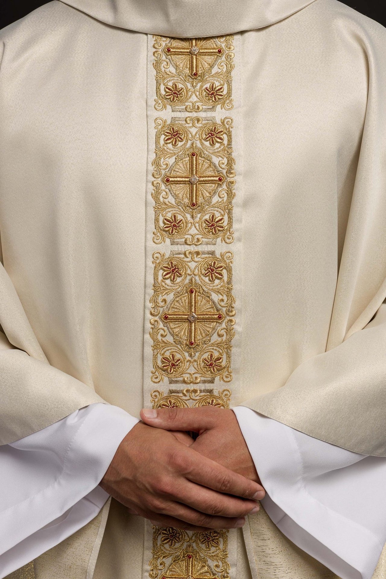 Ornat złoty bogato haftowany dekorowany kamieniami