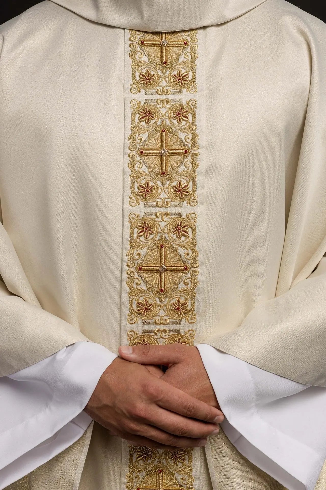Gold chasuble richly embroidered decorated with stones
